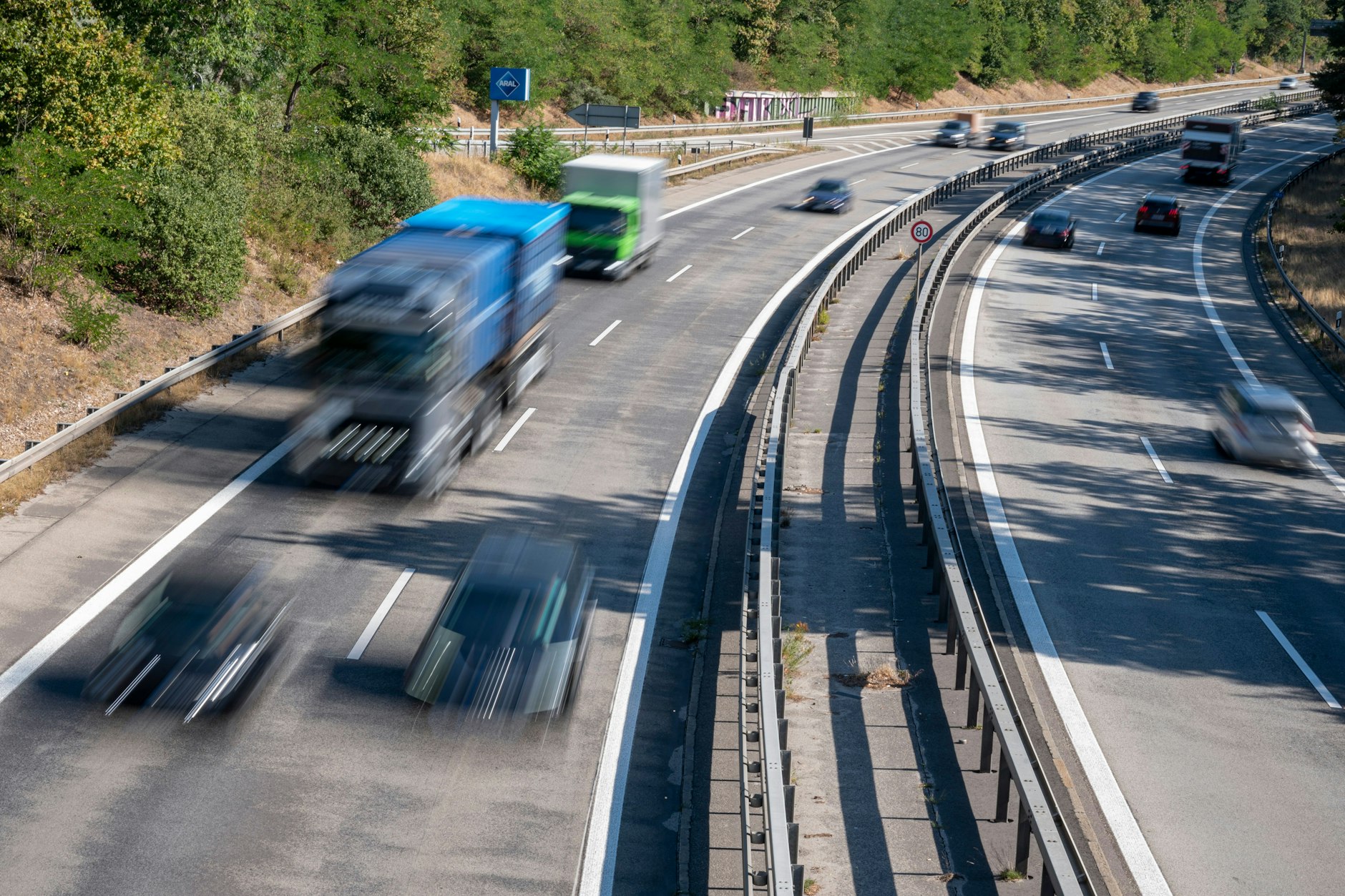 Autos und Lastwagen fahren über die Autobahn Avus vor Berlin. 