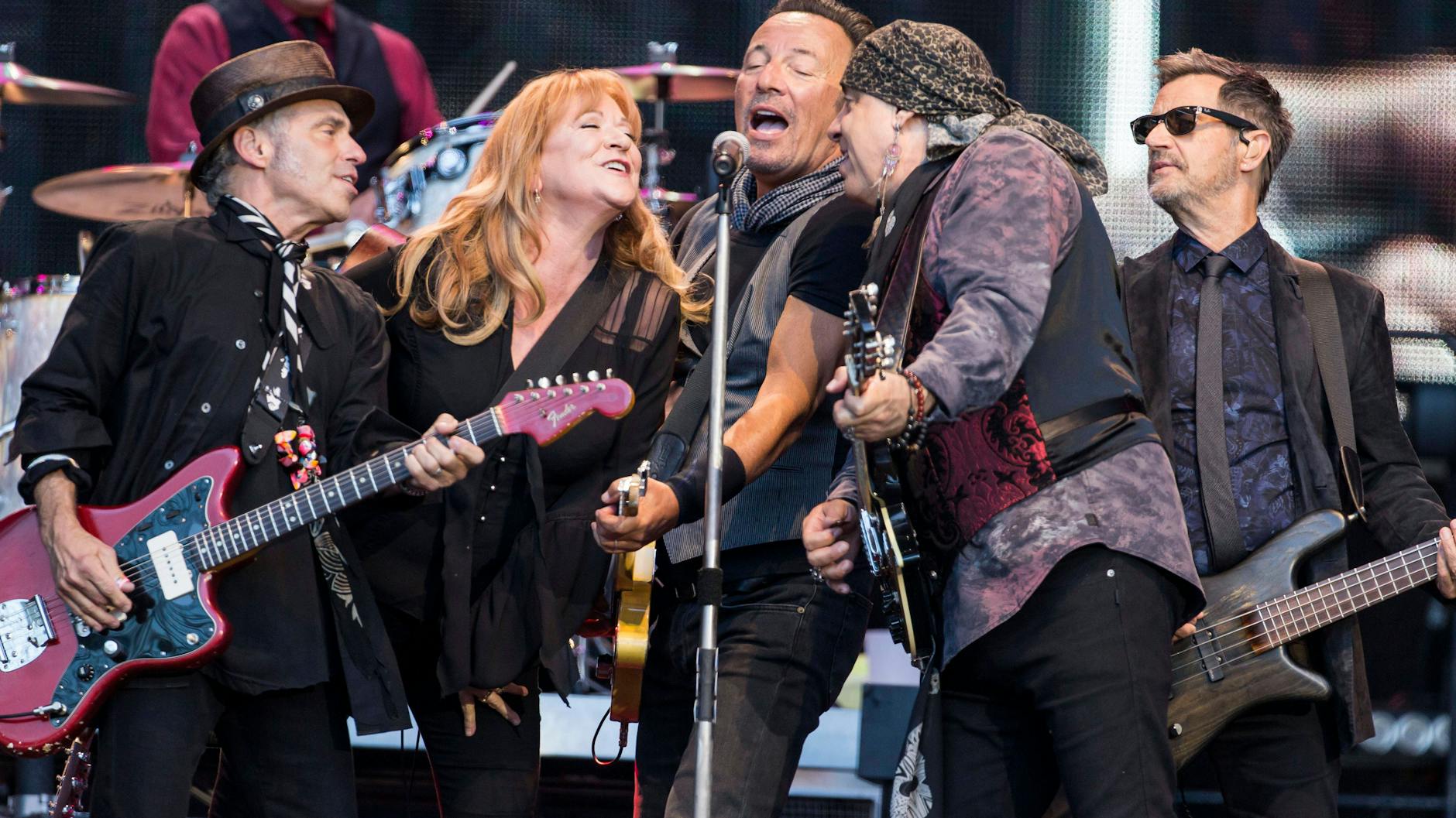 Ist auch schon ganz schön lange her: So rockte Bruce Springsteen mit seiner E-Street-Band 2016 im Berliner Olympiastadion.