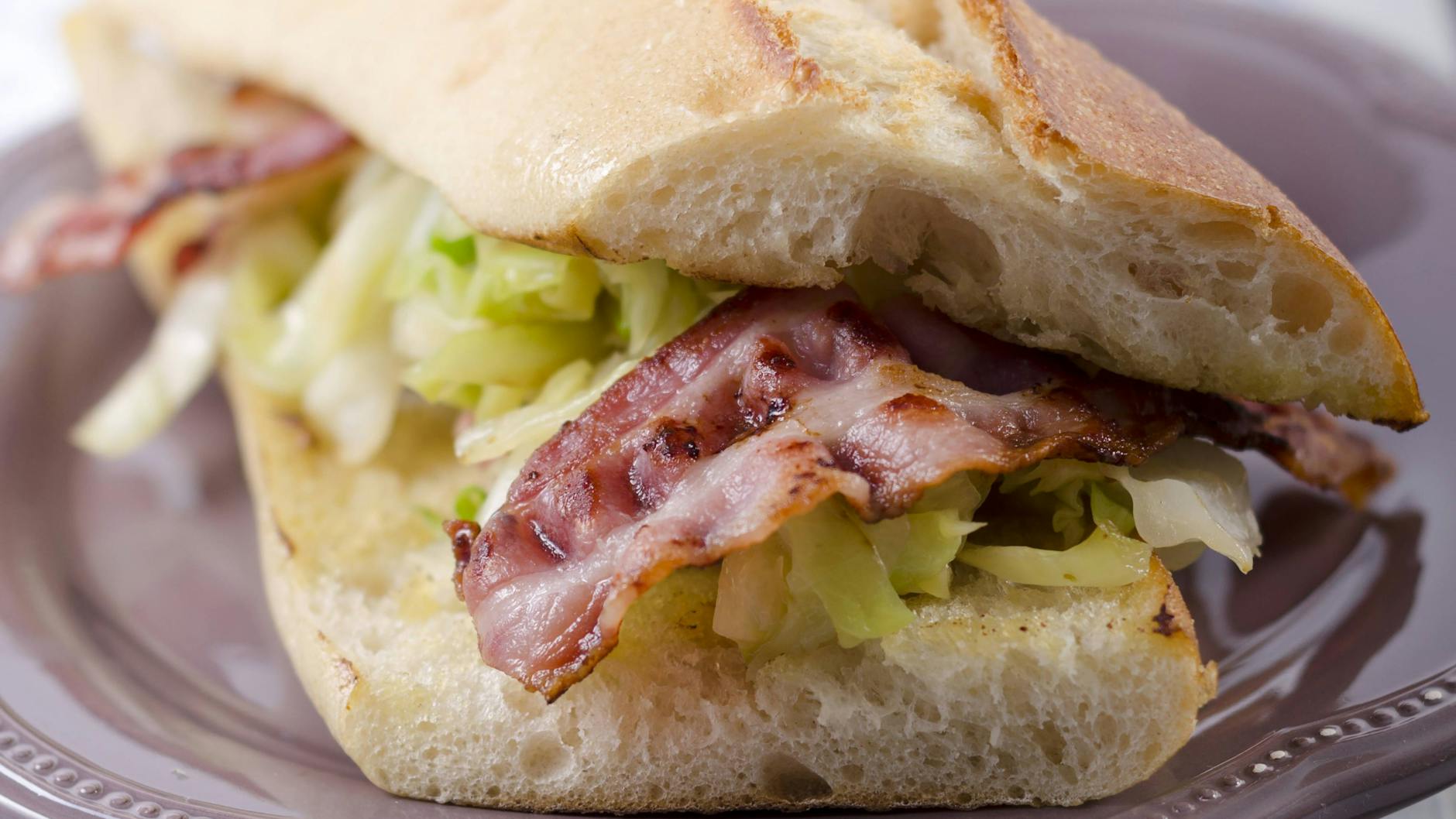Probieren Sie das Rezept für Knoblauchbrot mit Speck und Spitzkohl gleich mal aus.