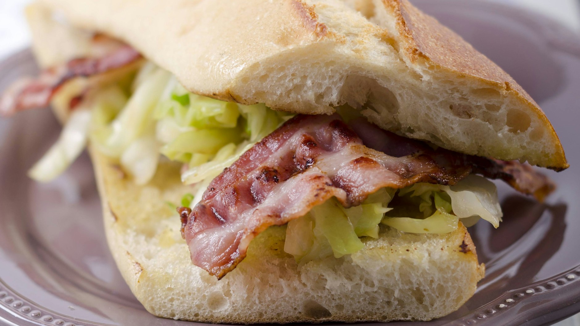 Probieren Sie das Rezept für Knoblauchbrot mit Speck und Spitzkohl gleich mal aus. 