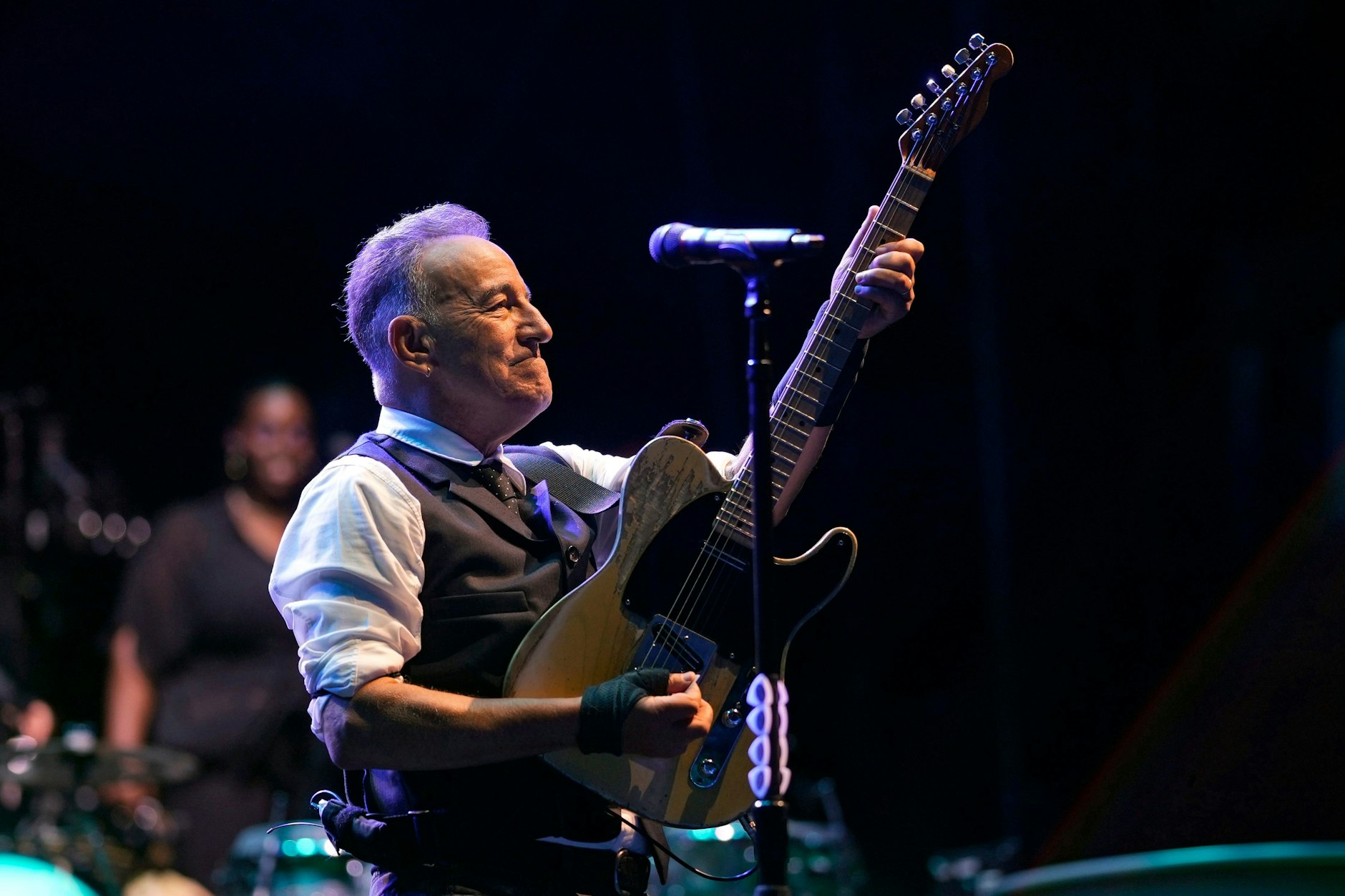 Bruce Springsteen, so wie wir ihn lieben. Nach dem sich der Boss in diesem Jahr bei uns rar gemacht hatte, will er nun m Sommer 2025 in Berlin rocken. 