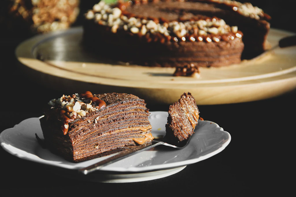 Mit viel Schokolade! Rezept für Crêpes-Torte wie in „Das große Backen“