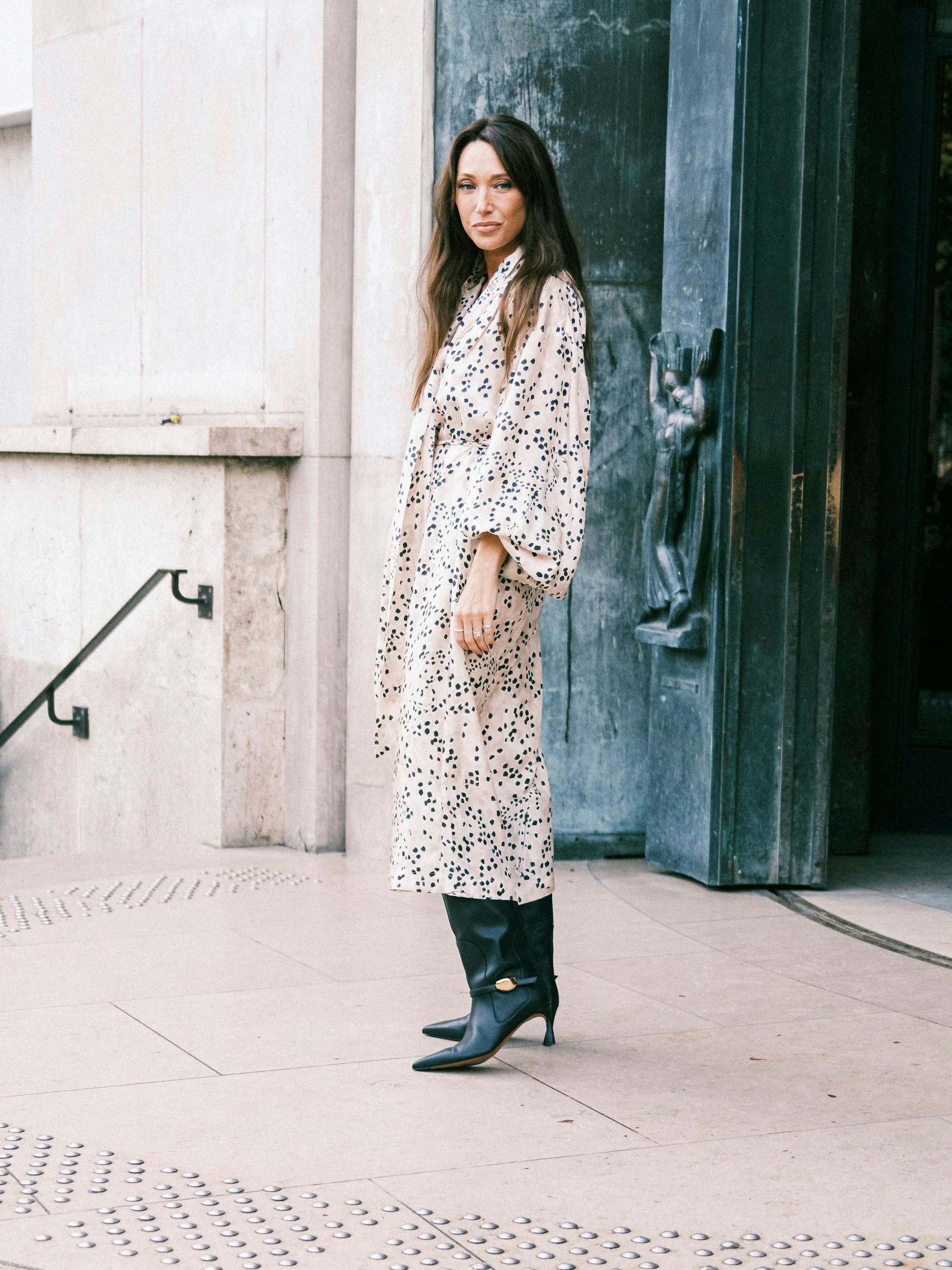 Die französische Schauspielerin Laura Smet in einem zart-gemusterten Kleid von Zimmermann. Merke: florale Muster lieber zart und auf feinen Materialien als andersherum.&nbsp;