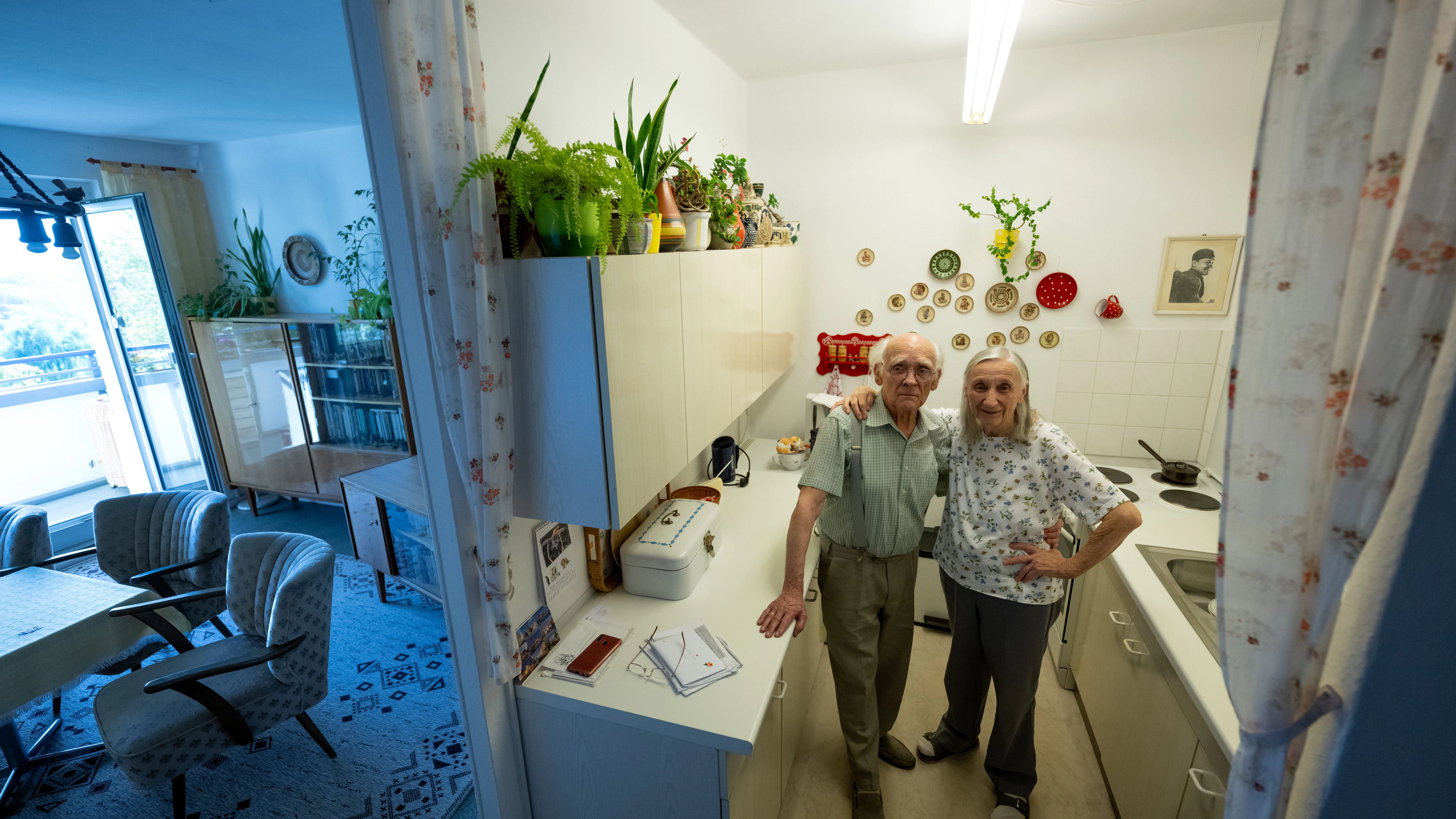 Während andere gehen, bleiben Christine Hartmann und ihr Ehemann Lothar all die Jahre ihrer Wohnung treu. Seit fast 50 Jahren lebt die Familie in ihrer Wohnung.