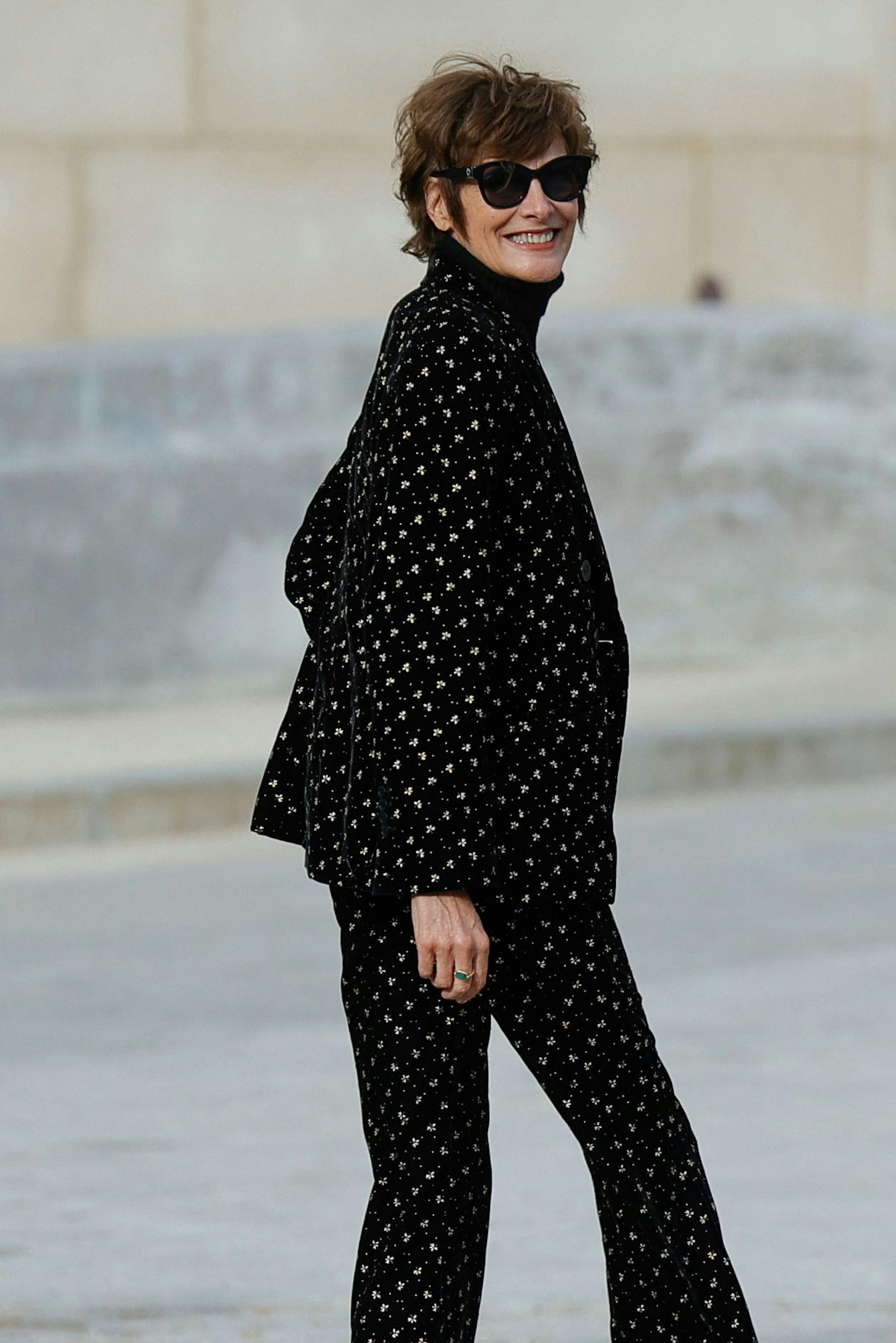 Stil-Ikone und Buchautorin Ines de la Fressange auf dem Weg ins Grand Palais, wo Chanel am Wochenende die neue Prêt-à-porter-Kollektion zeigte.