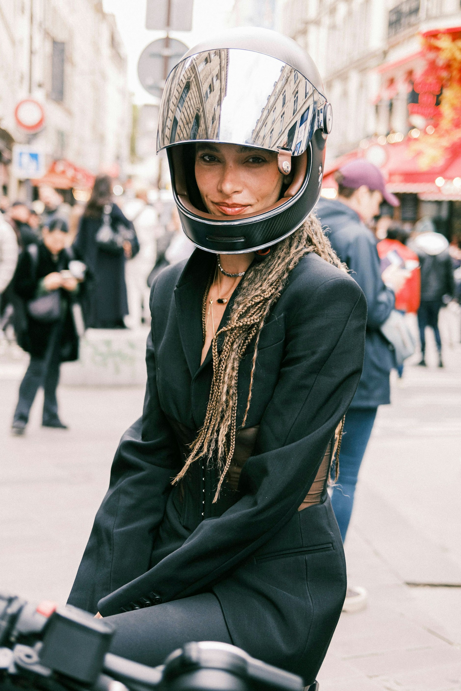 Im Cut-out-Blazer auf dem Moped: Das gibt es nur in Paris.