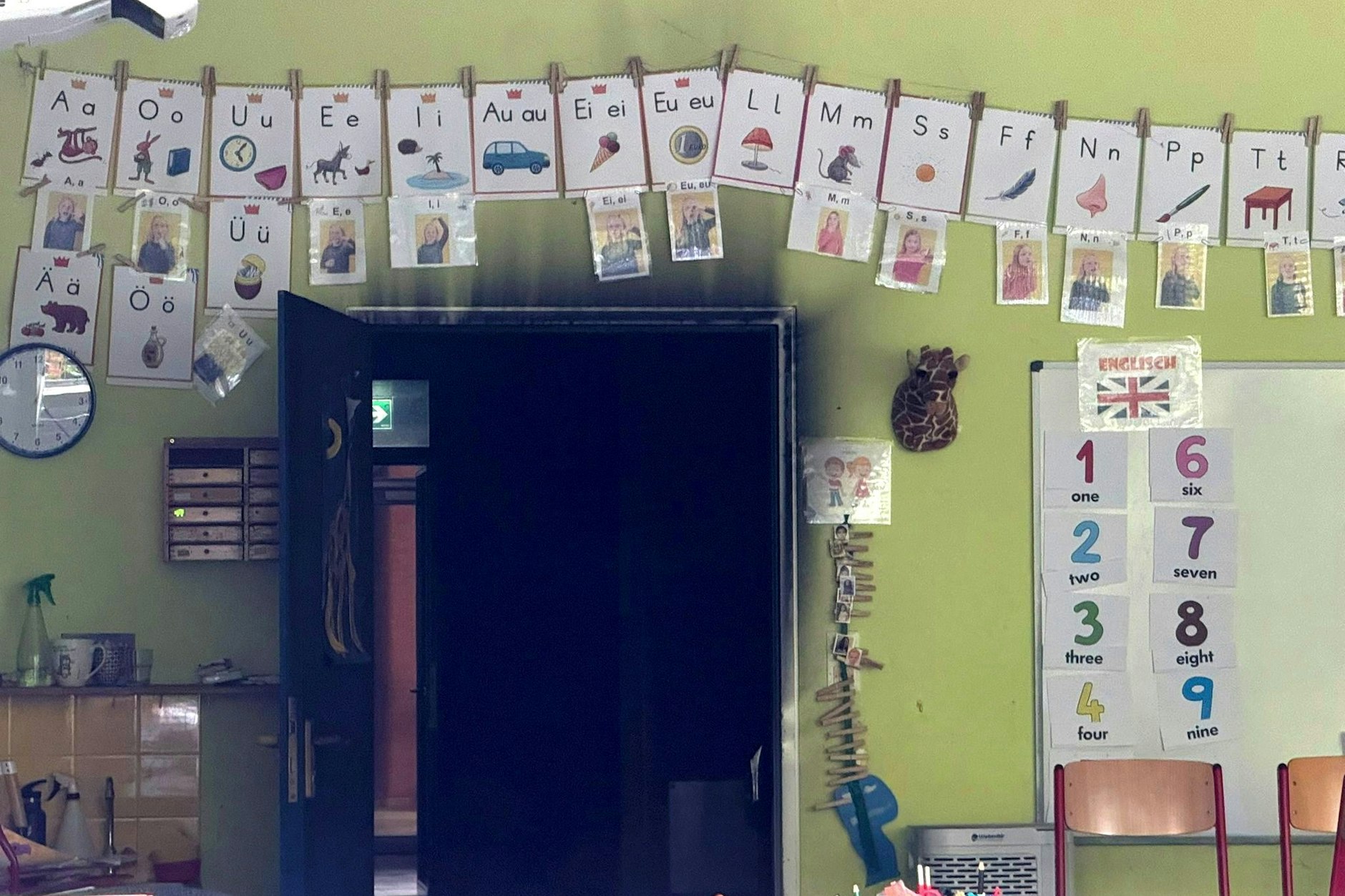 Ein Aufenthaltsraum in der Kopernikus-Oberschule in Steglitz ist vollkommen ausgebrannt.