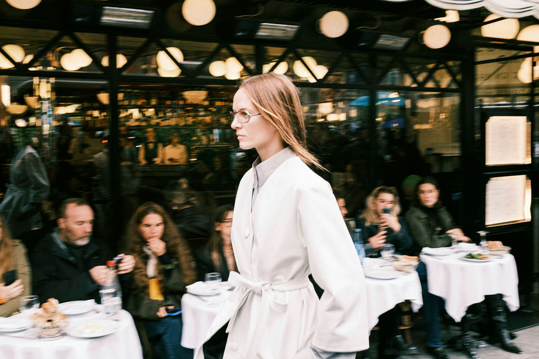 Paris im September 2024: Regenwetter, volle Bistros, wichtige Modenschauen. Aber wo sind die Kindfrauen und die Femme fatales?