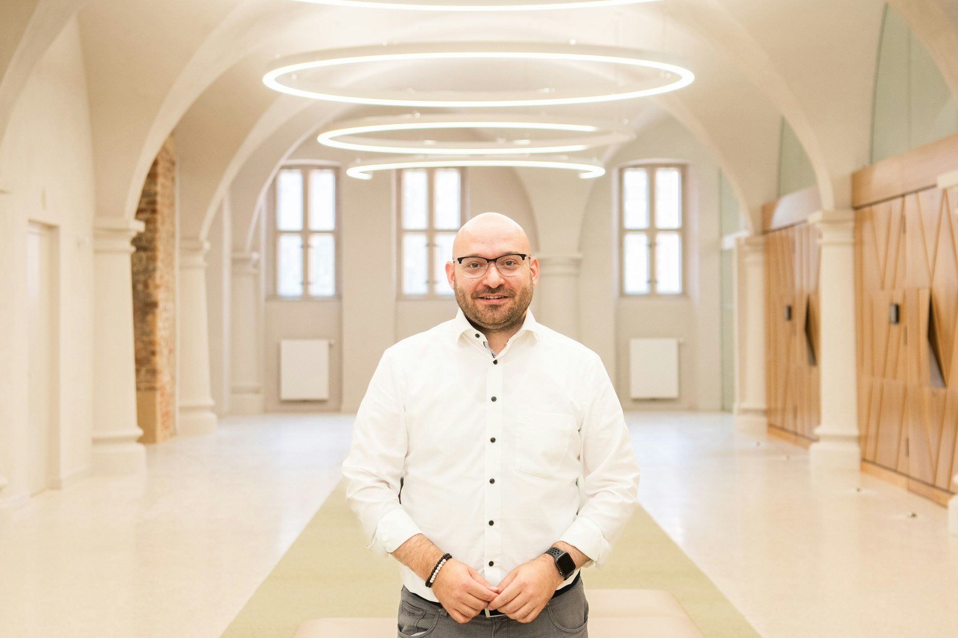 Oberbürgermeister René Wilke im neu sanierten und umgebauten Rathausgebäude in Frankfurt an der Oder