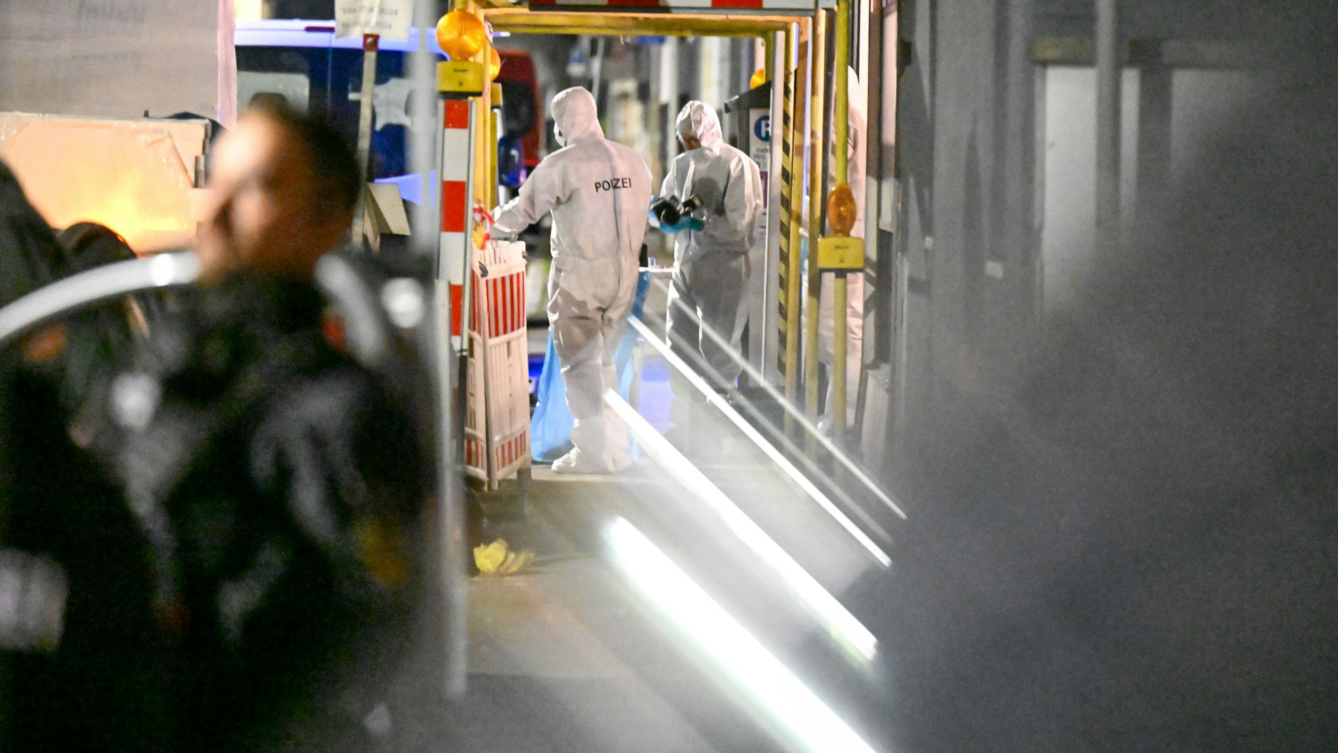 Beamte der Spurensicherung der Kriminalpolizei sind an einem Tatort in Göppingen im Einsatz. In einer Bar sollen Schüsse gefallen sein.