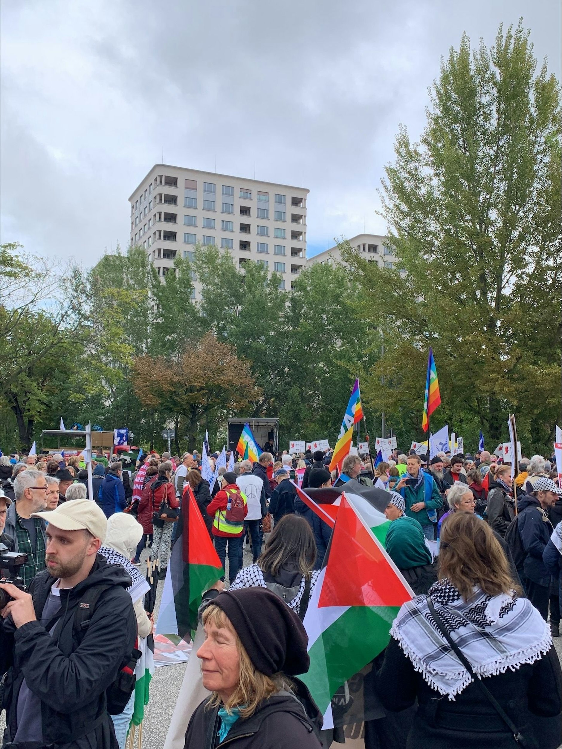 Demonstranten am Mendelssohn-Bartholdy-Park
