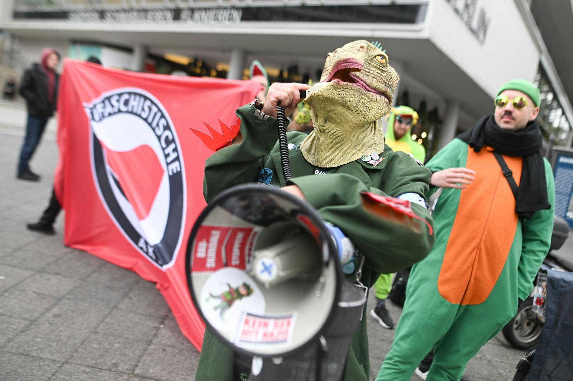 Die Antiverschwurbelte Aktion kritisierte, dass bei der Demo auch rechte, linke und verschwörungsgläubige Gruppen dabei sind.