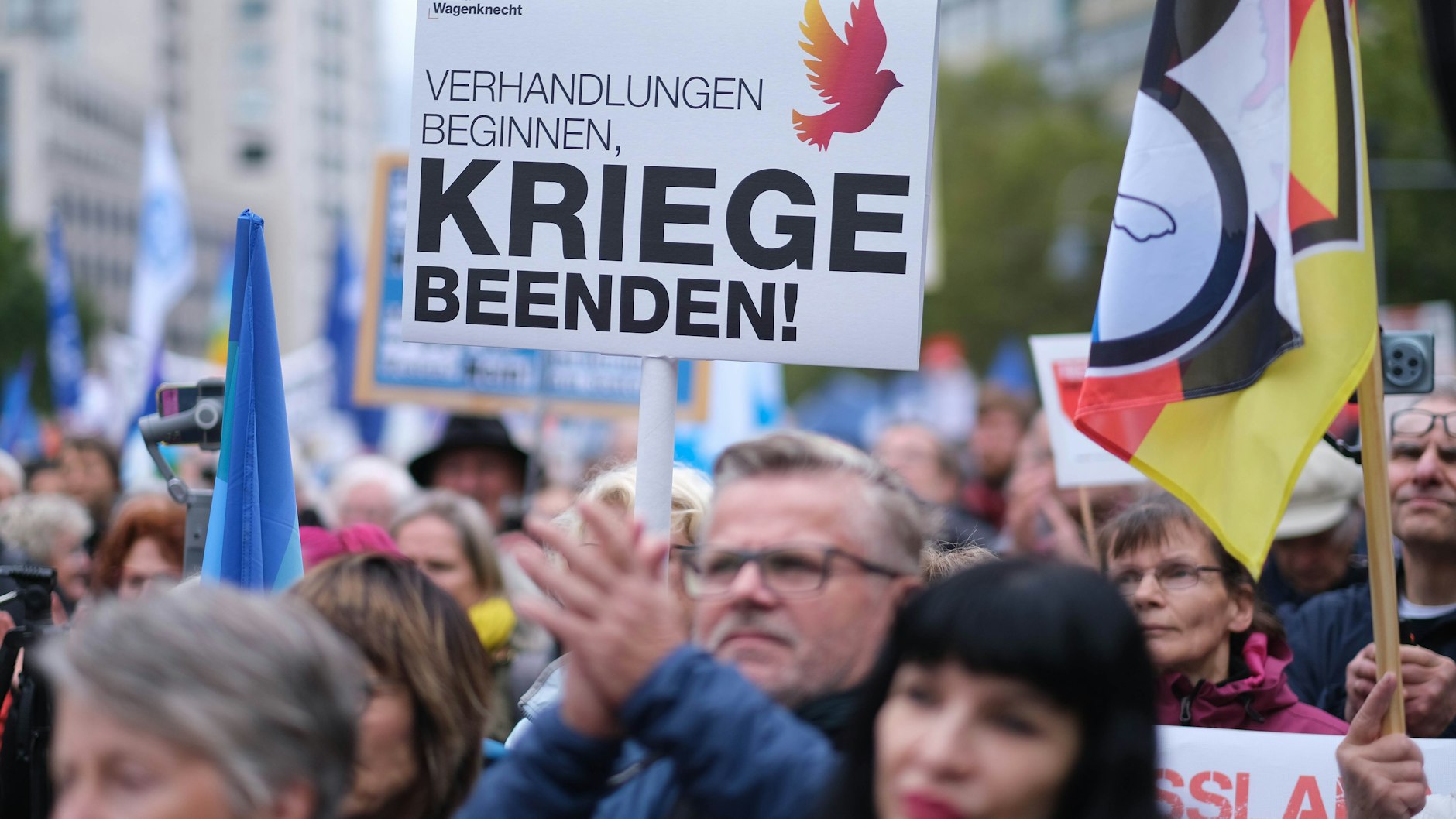 Teilnehmer des Sternmarschs vom Bündnis „Nie wieder Krieg“ demonstrieren in Berlin.