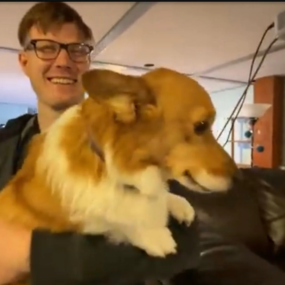 Caleb Olson mit seinem Hund „Twinkie“