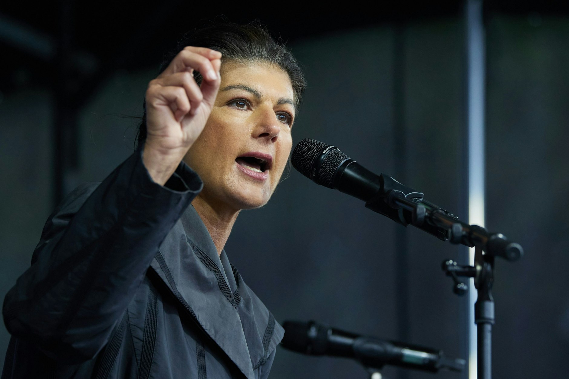 Berlin: Sahra Wagenknecht (BSW) spricht bei der Friedensdemonstration an der Siegessäule in Berlin.