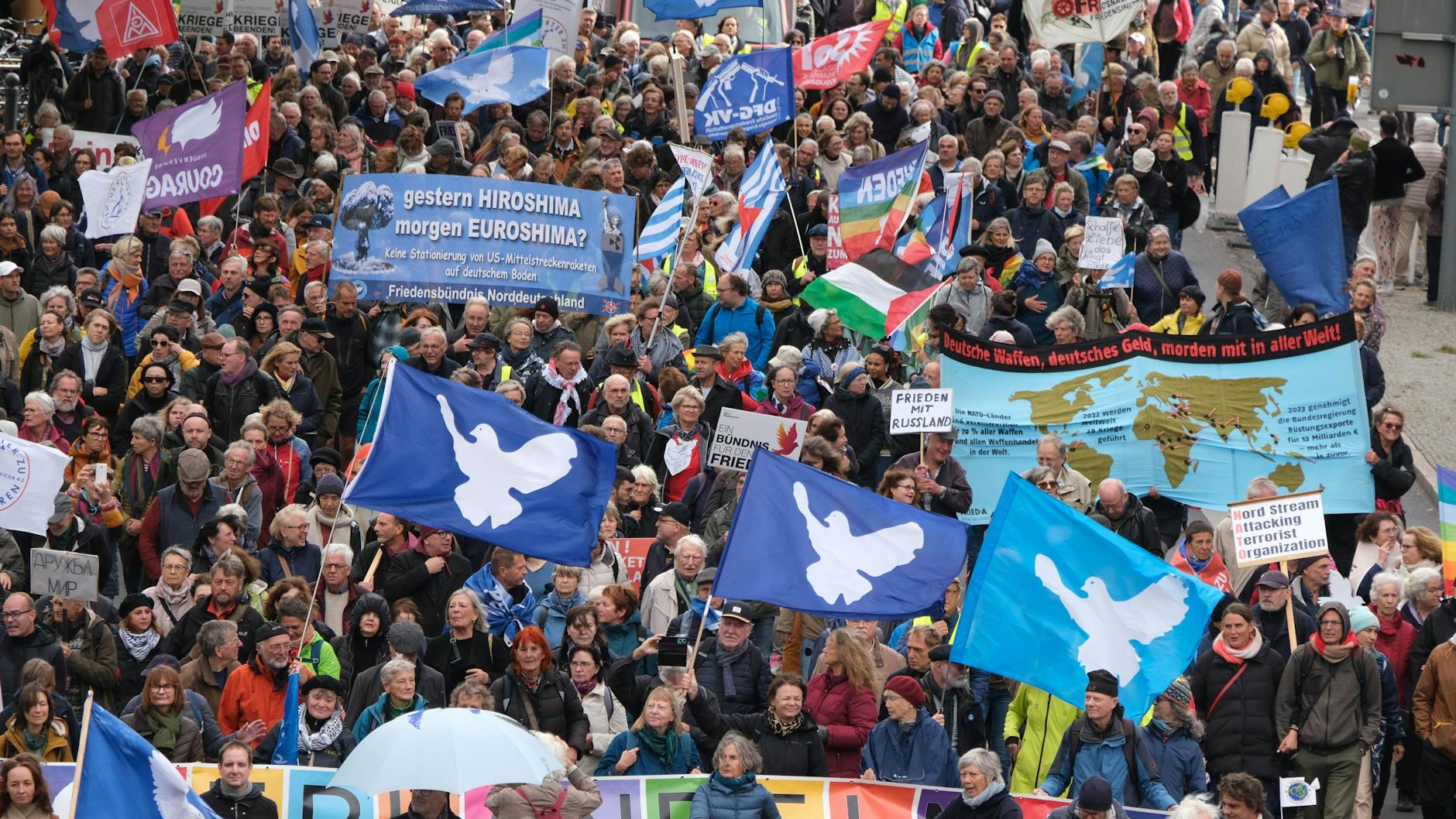 Das Bündnis „Nie wieder Krieg“ protestiert in Berlin gegen Krieg und Hochrüstung.