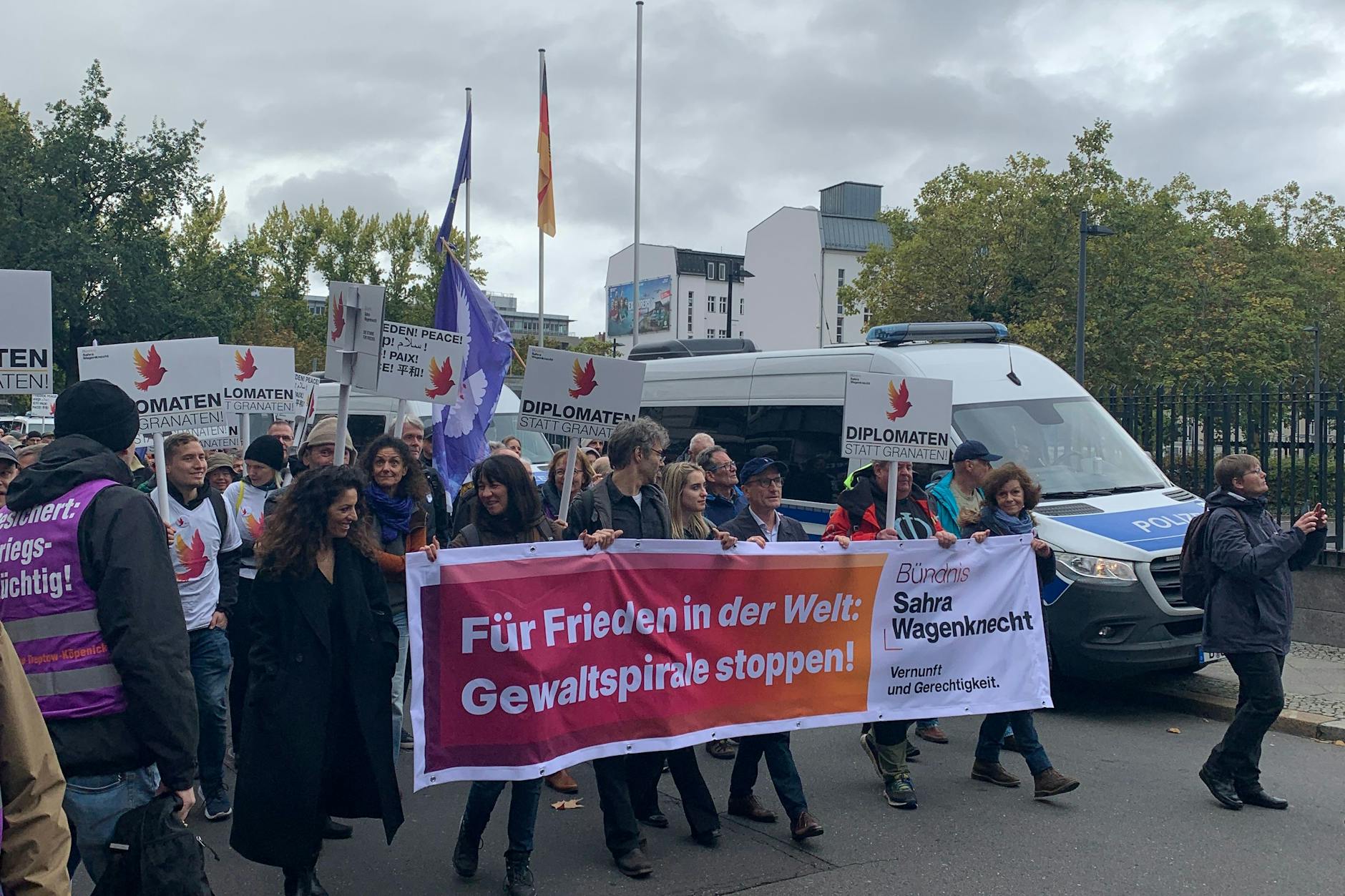 Auf dem Weg vom Mendelssohn-Bartholdy-Park zur Abschlusskundgebung sind auch einige Unterstützer des Bündnisses Sahra Wagenknecht aus Berlin.