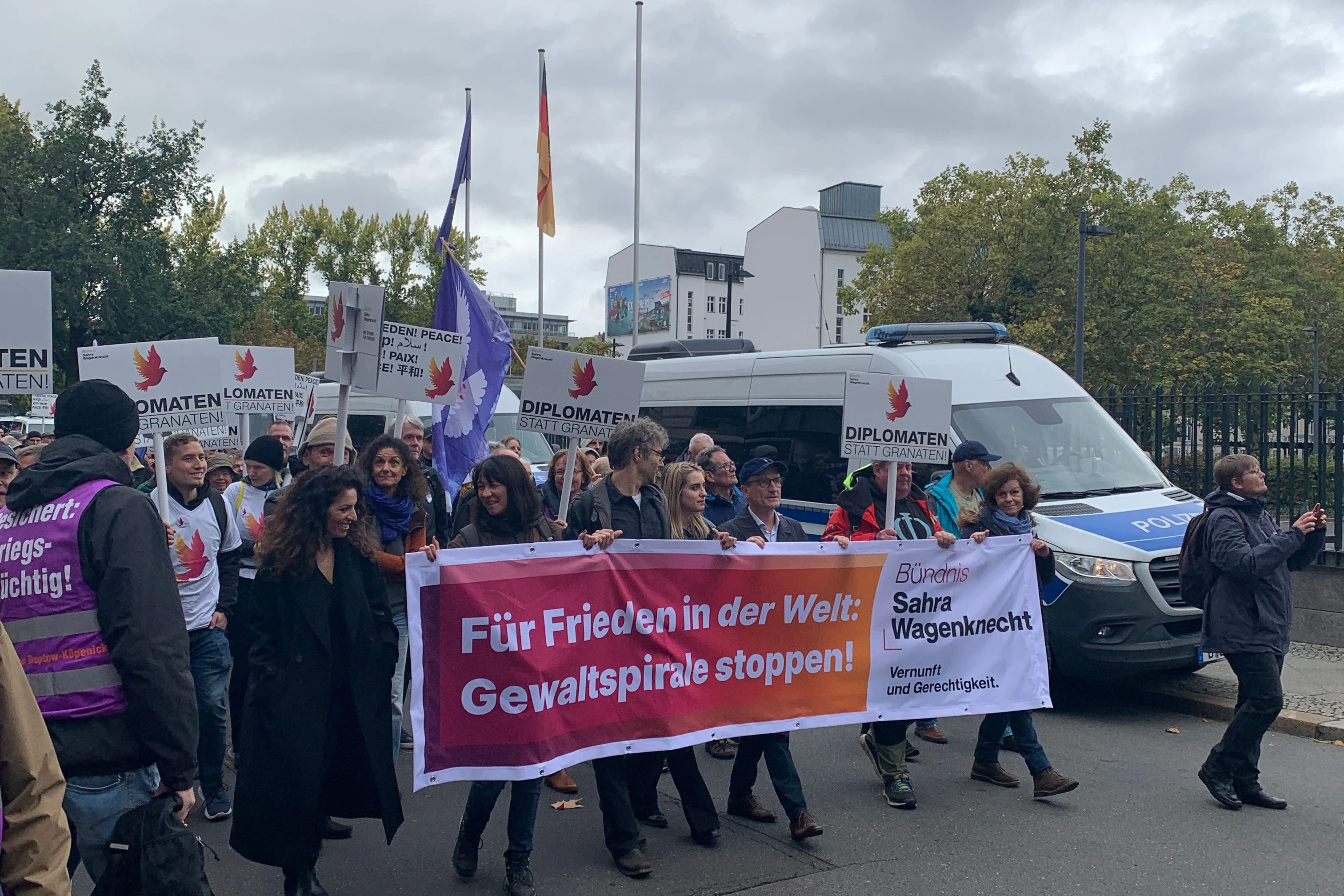 Auf dem Weg vom Mendelssohn-Bartholdy-Park zur Abschlusskundgebung sind auch einige Unterstützer des Bündnisses Sahra Wagenknecht aus Berlin.