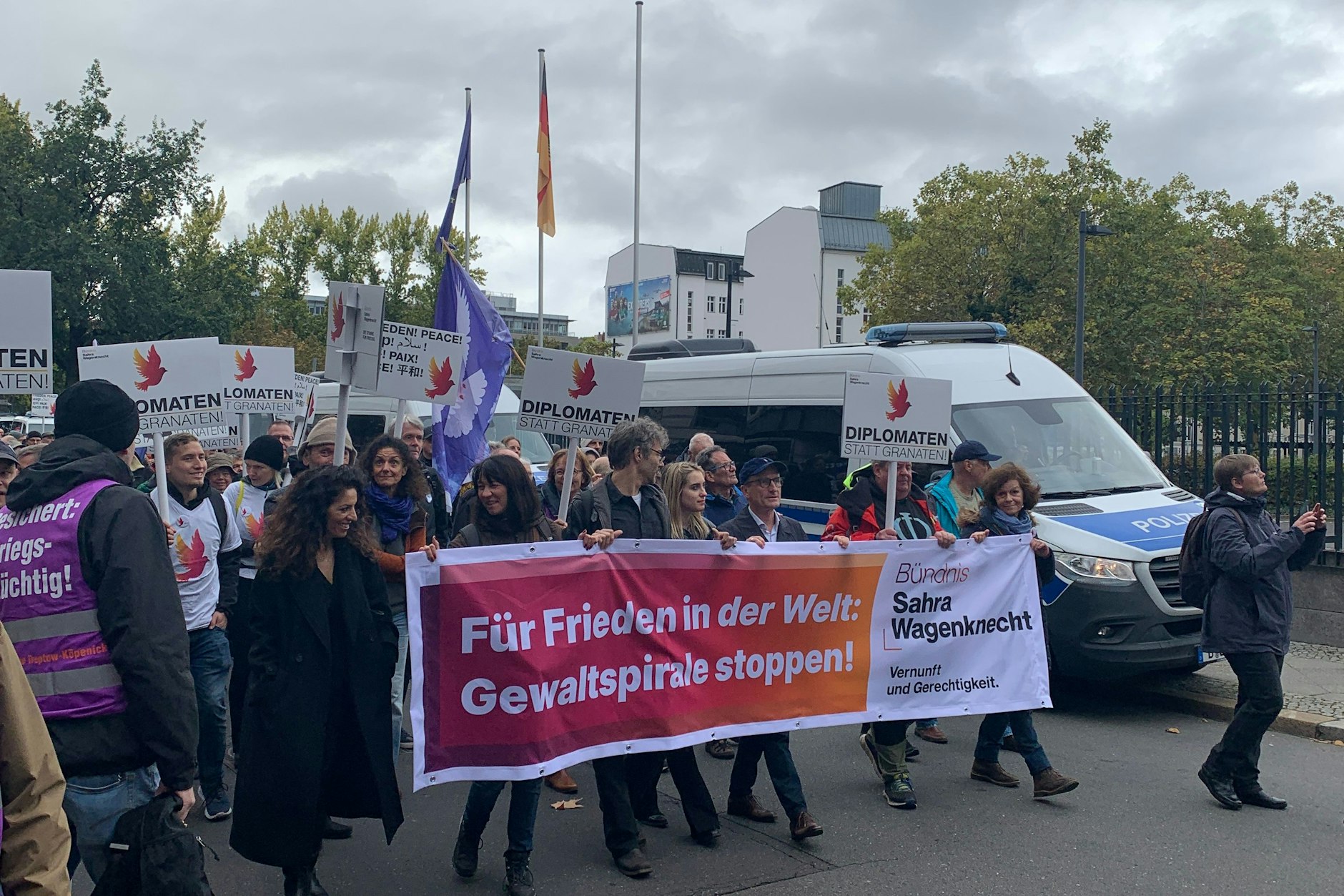 Auf dem Weg vom Mendelssohn-Bartholdy-Park zur Abschlusskundgebung sind auch einige Unterstützer des Bündnisses Sahra Wagenknecht aus Berlin.