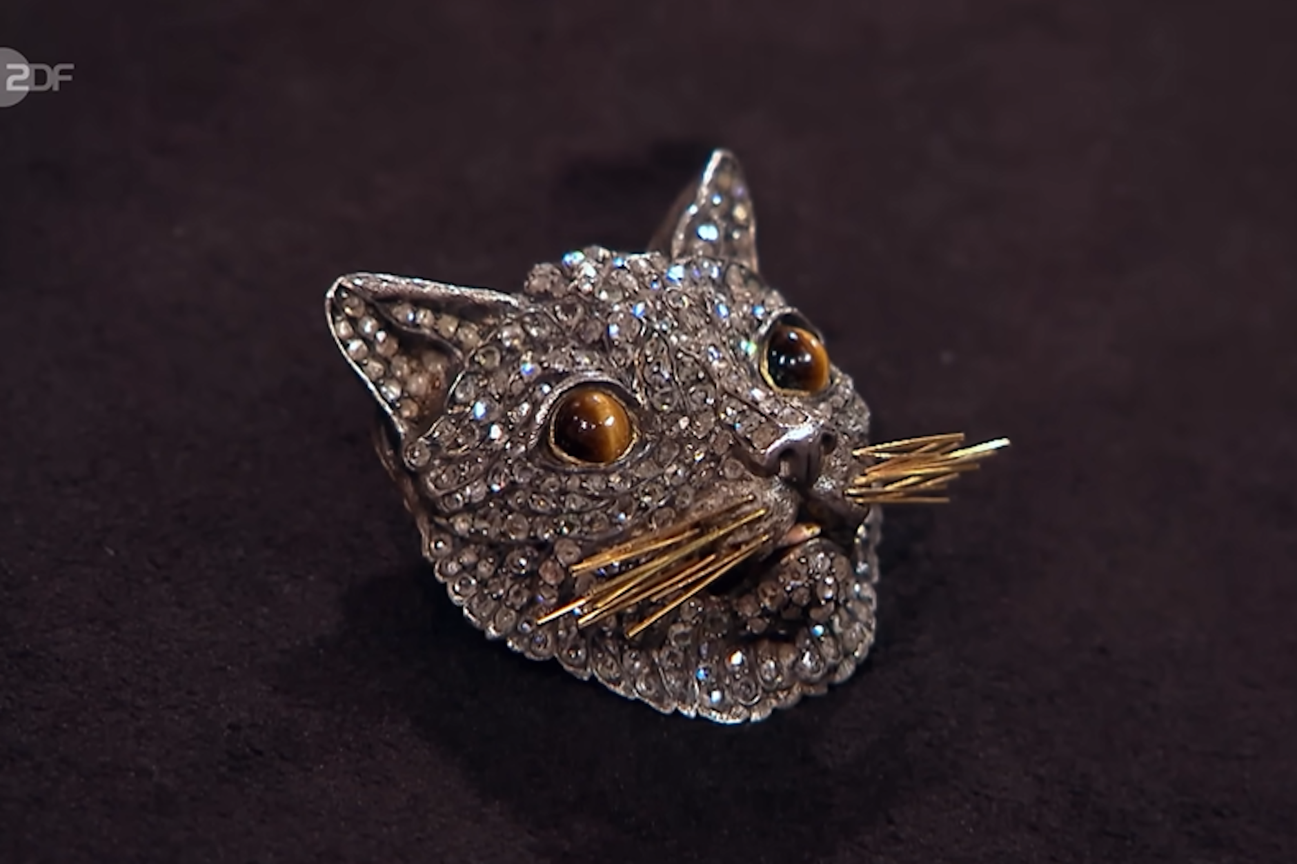 Bei „Bares für Rares“ steht diese Katzenkopf-Brosche zum Verkauf.