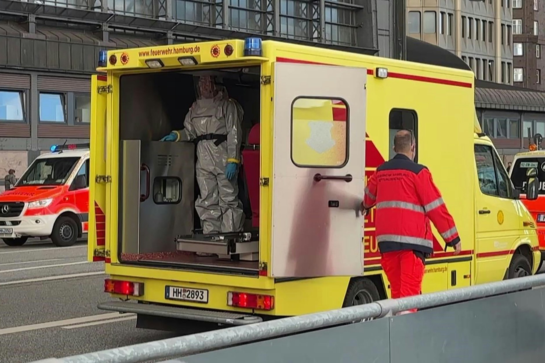 Eine Einsatzkraft in Schutzkleidung steht in einem Rettungswagen der Feuerwehr vor dem Hamburger Hauptbahnhof. Ein Mann wurde mit Verdacht auf Marburg-Virus isoliert.