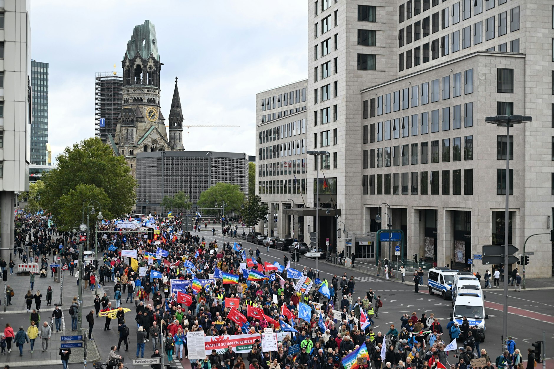 Mehrere Tausend Menschen haben am Tag der Deutschen Einheit an der Friedensdemo teilgenommen.