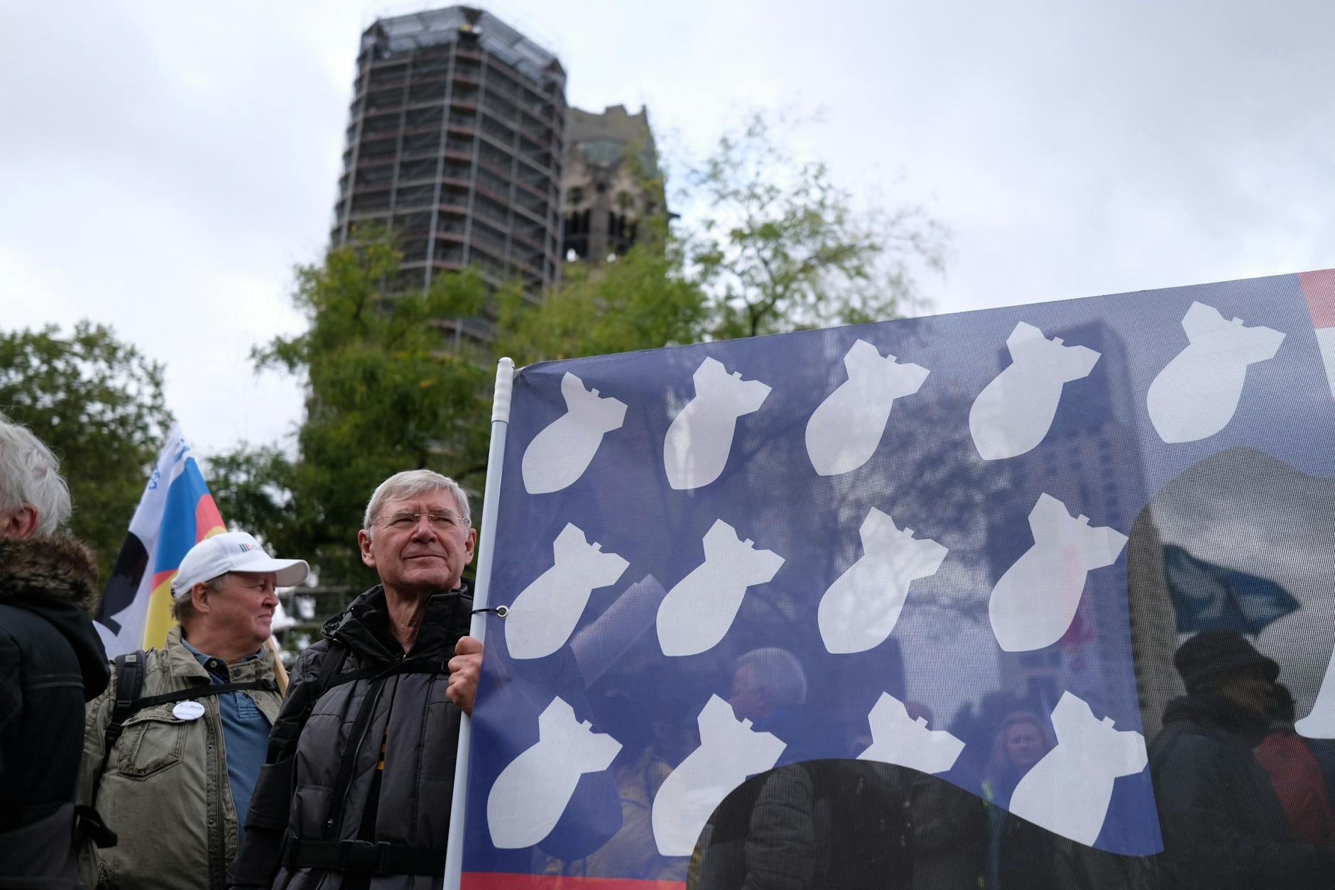 Auf dem Breitscheidplatz haben sich die ersten Demonstranten versammelt. Der Platz ist der Startpunkt der Westroute der Demo zum Großen Stern.