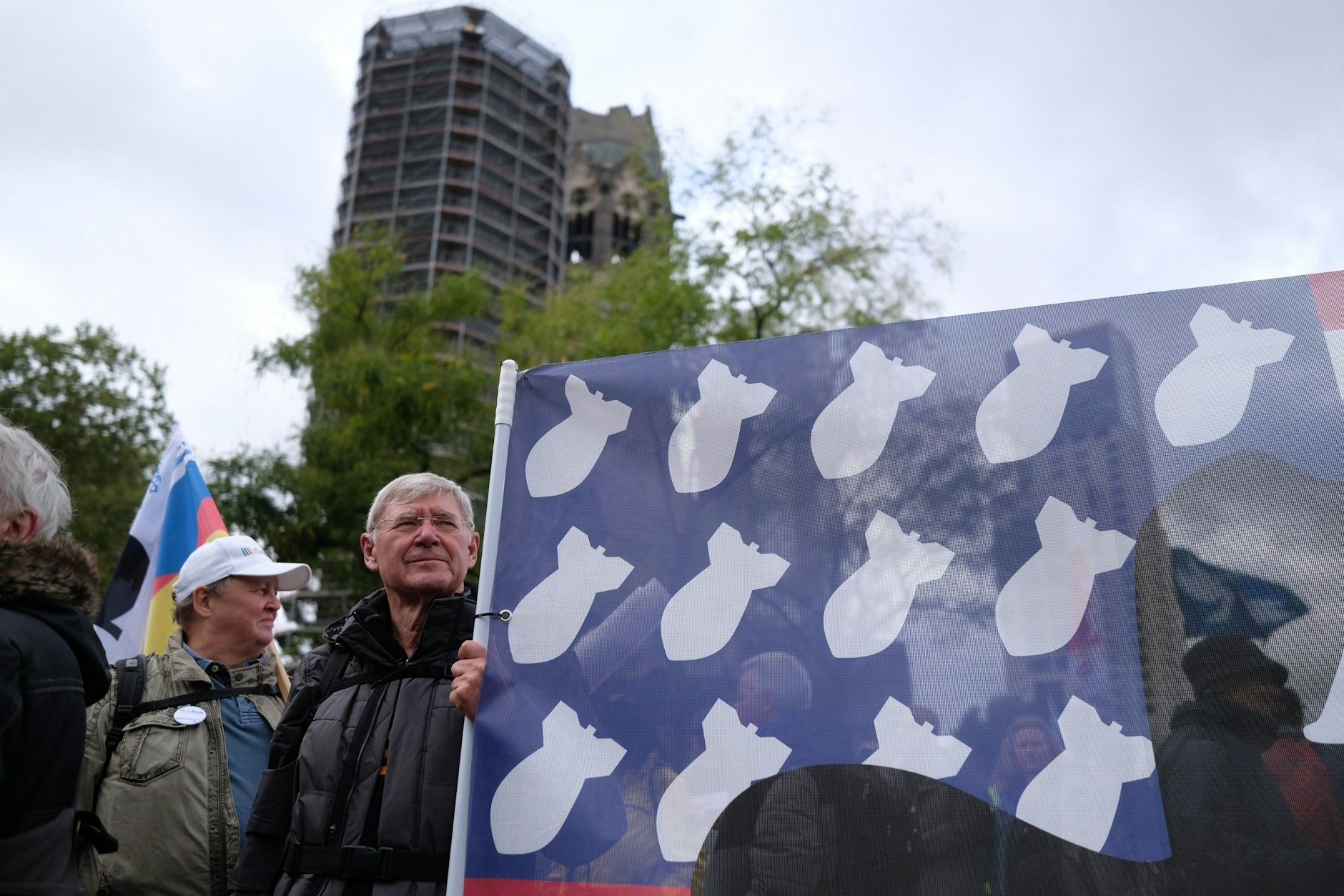 Auf dem Breitscheidplatz haben sich die ersten Demonstranten versammelt. Der Platz ist der Startpunkt der Westroute der Demo zum Großen Stern.