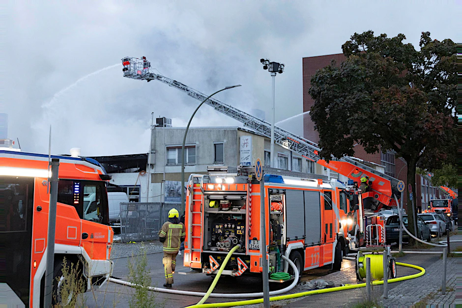 Grossbrand in Berlin Charlottenburg. Im Riedemannweg brannte die Produktionshalle der Fleichfabrik Michalski in voller Ausdehnung.&nbsp;