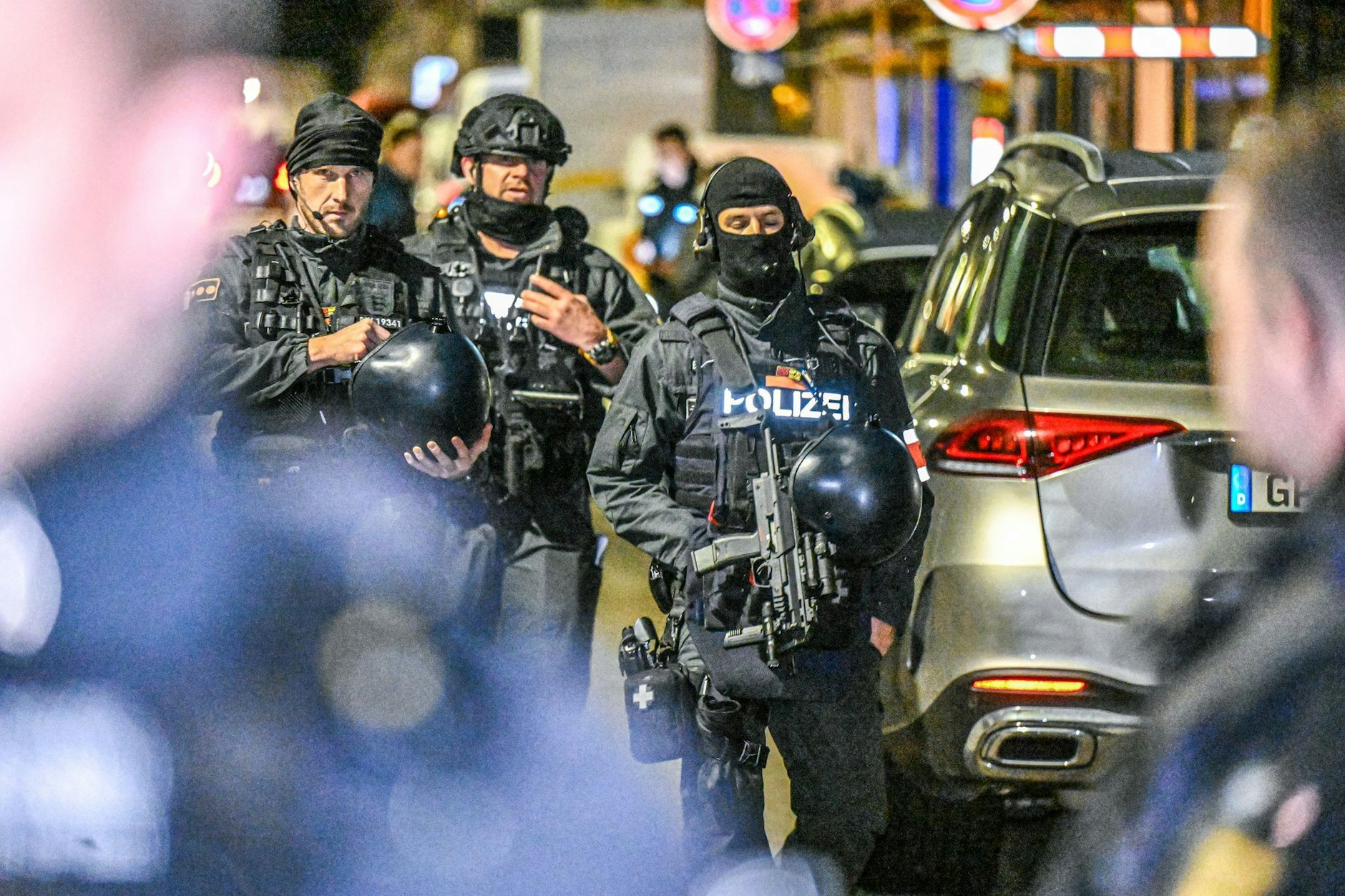 In Göppingen wurde ein Mann in einer Bar erschossen, Einheiten der Polizei sind an einem Tatort im Einsatz.