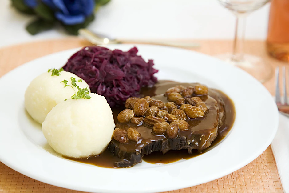 Sauerbraten mit Rotkohl und Klößen ist das perfekte Einheitsessen.