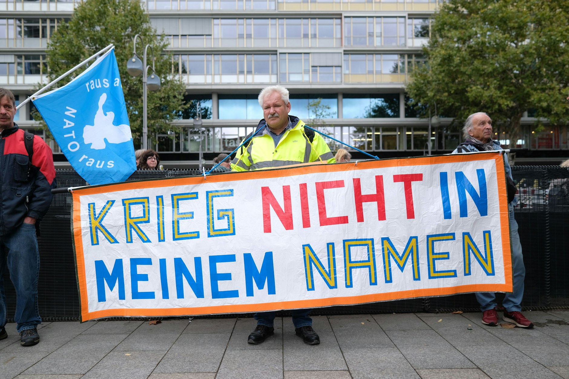 Auf Transparenten brachten die Demo-Teilnehmer ihre Meinung zum Krieg zum Ausdruck.