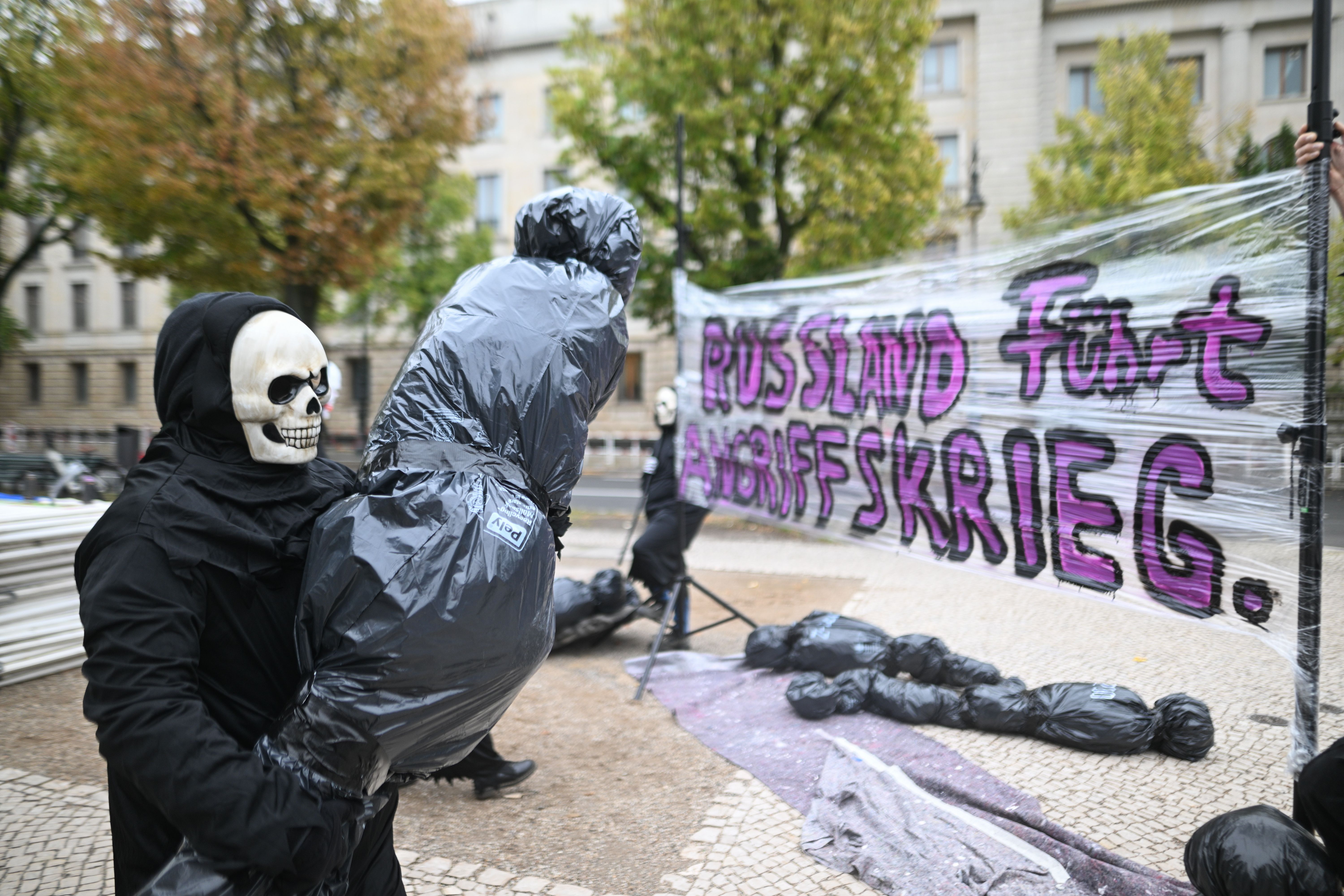 Demo mit Totenkopfmasken vor russischer Botschaft in Berlin: „Russland führt Angriffskrieg“