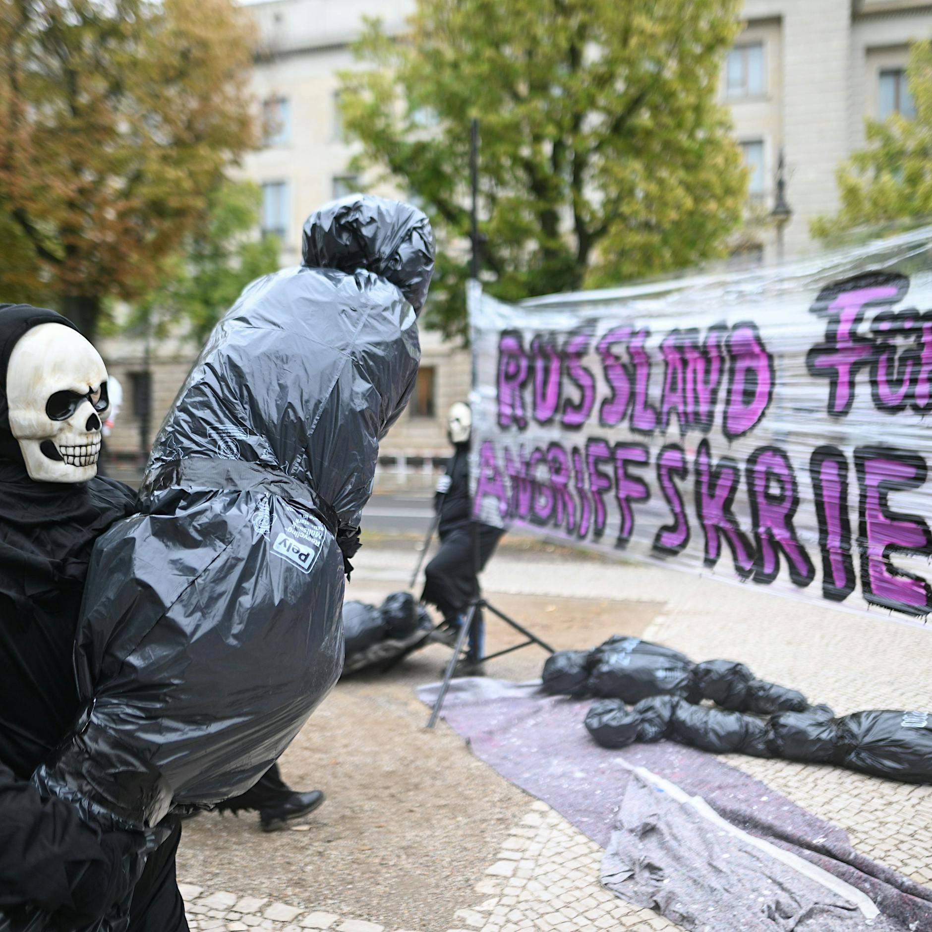 Demo mit Totenkopfmasken vor russischer Botschaft in Berlin: „Russland führt Angriffskrieg“