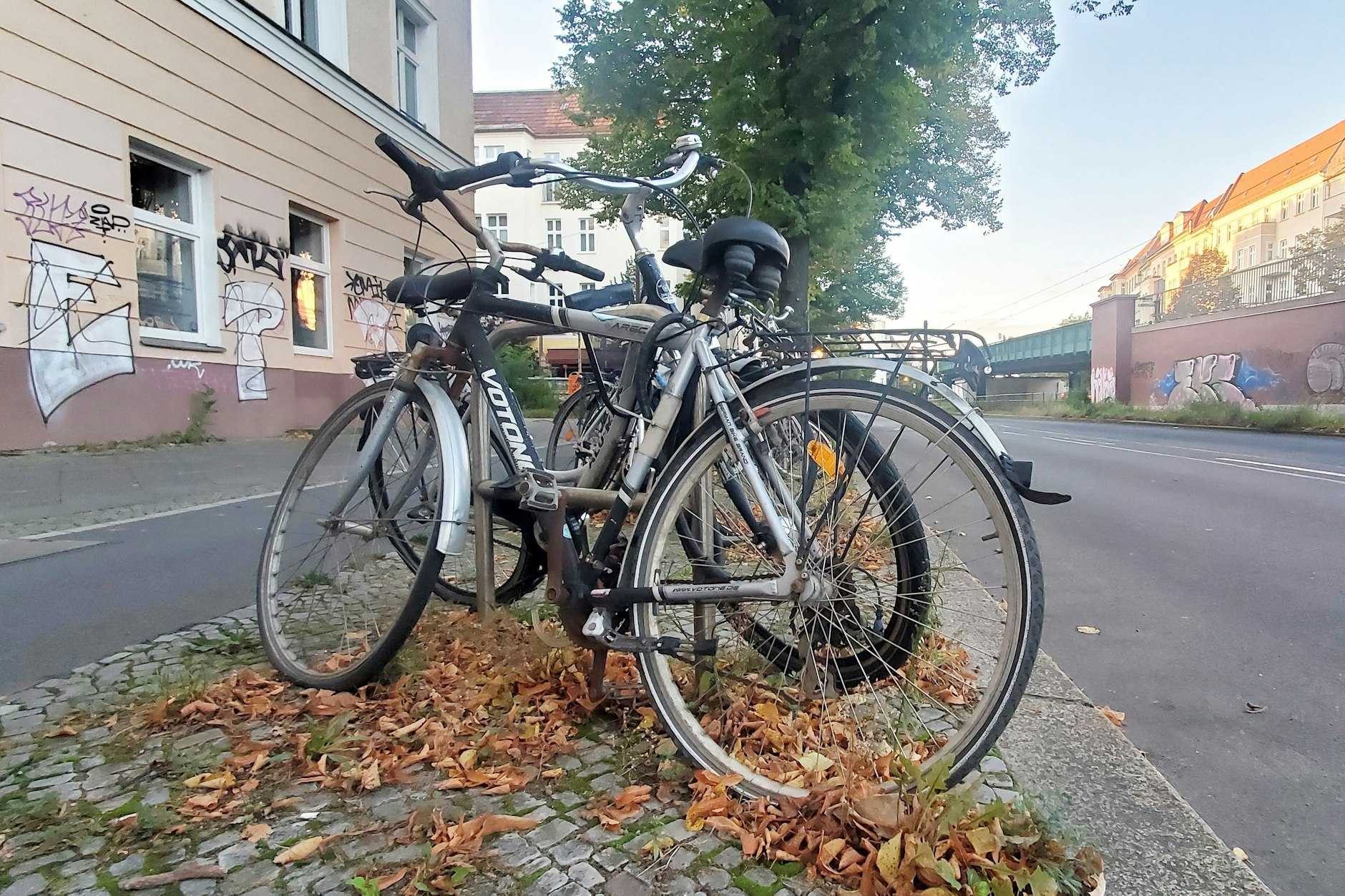 Fahrradleichen in der Berliner Straße – die Uralt-Banderole ist erkenn- aber kaum noch lesbar.