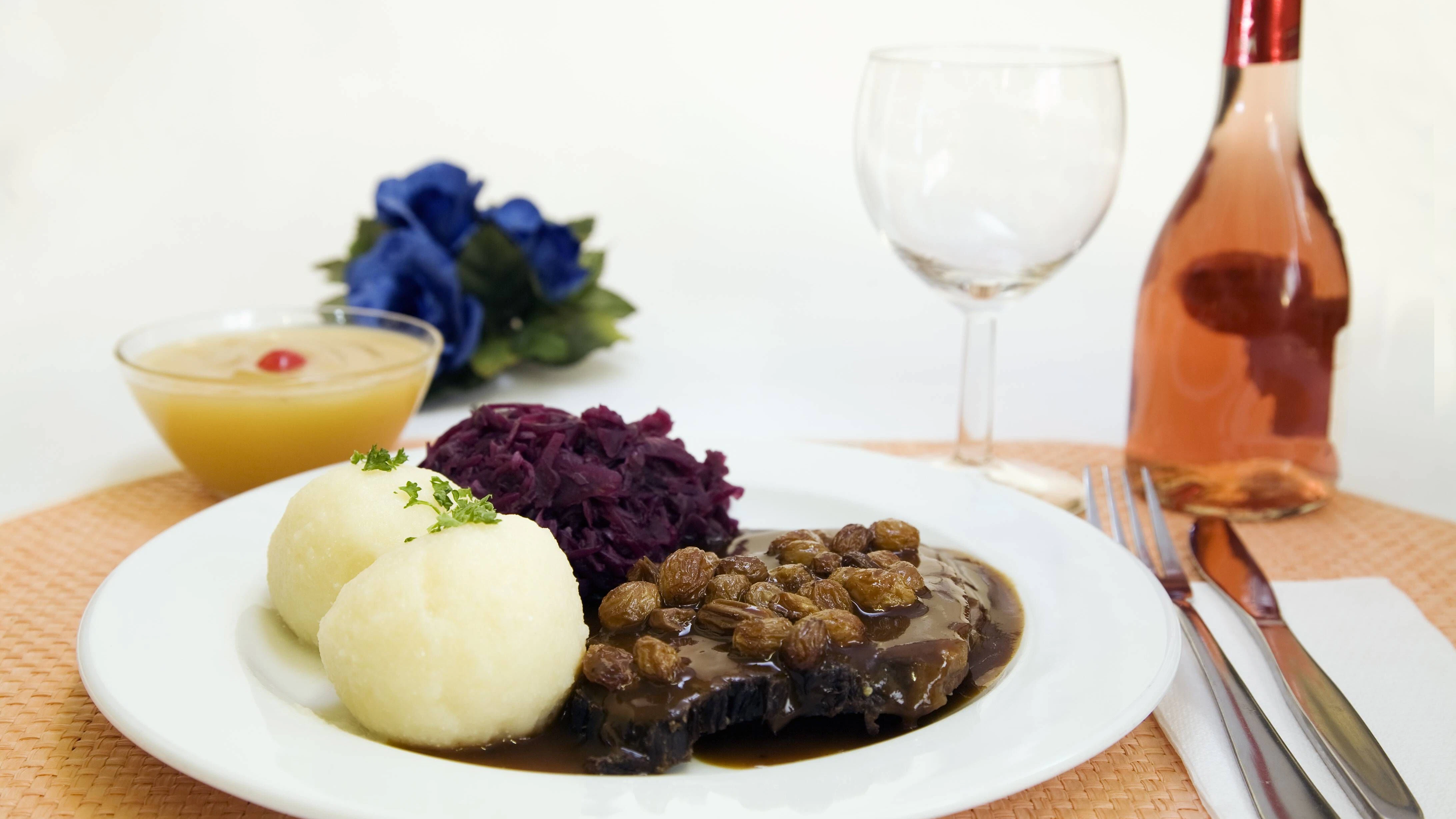Zu Sauerbraten mit Rotkohl und Kartoffelklößen passt ein Rosé wunderbar.