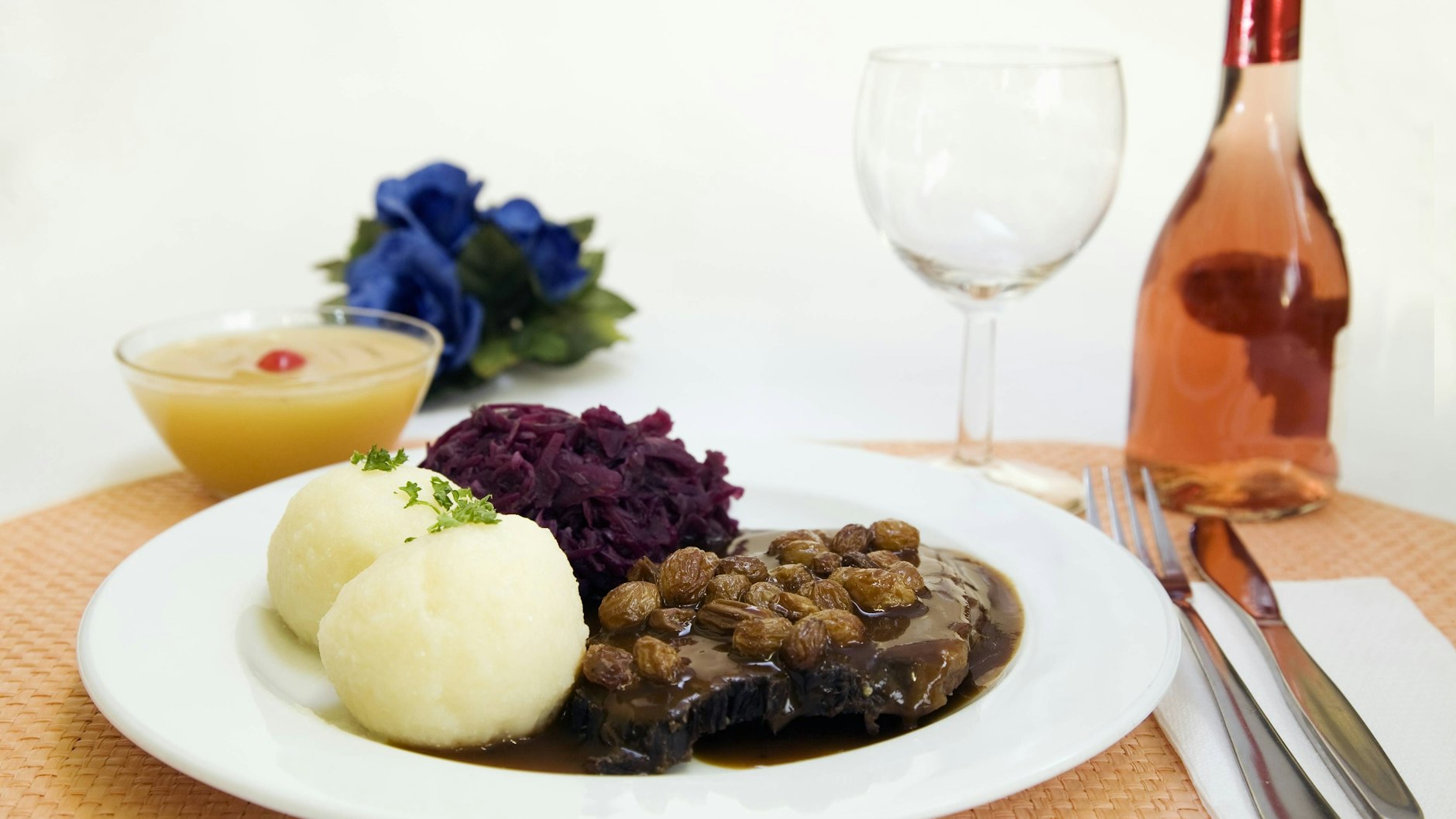 Zu Sauerbraten mit Rotkohl und Kartoffelklößen passt ein Rosé wunderbar.