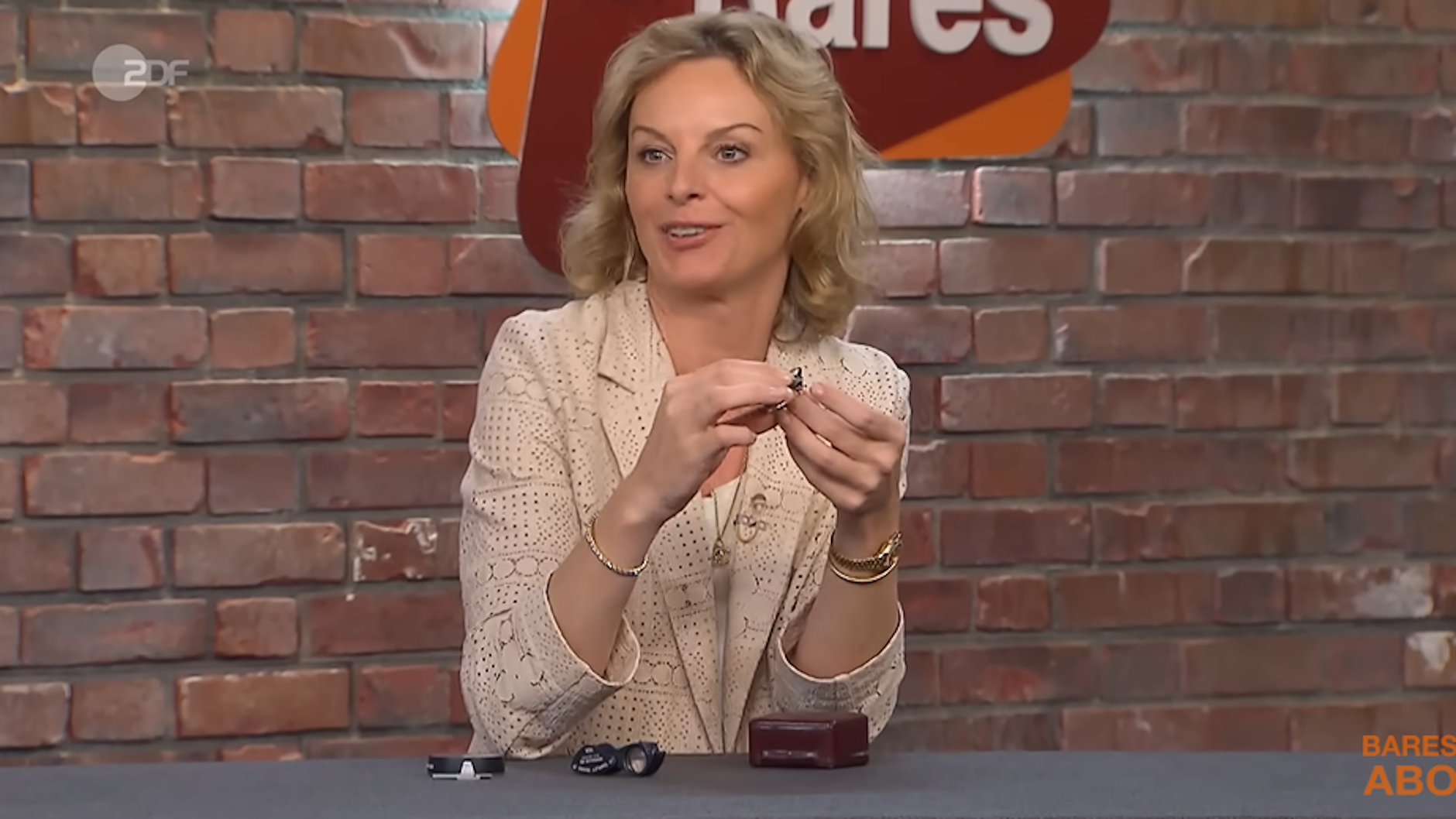 „Bares für Rares“-Händlerin Susanne Steiger ist total begeistert von Katzenkopf-Brosche, bekommt den Zuschlag aber am Ende nicht. 