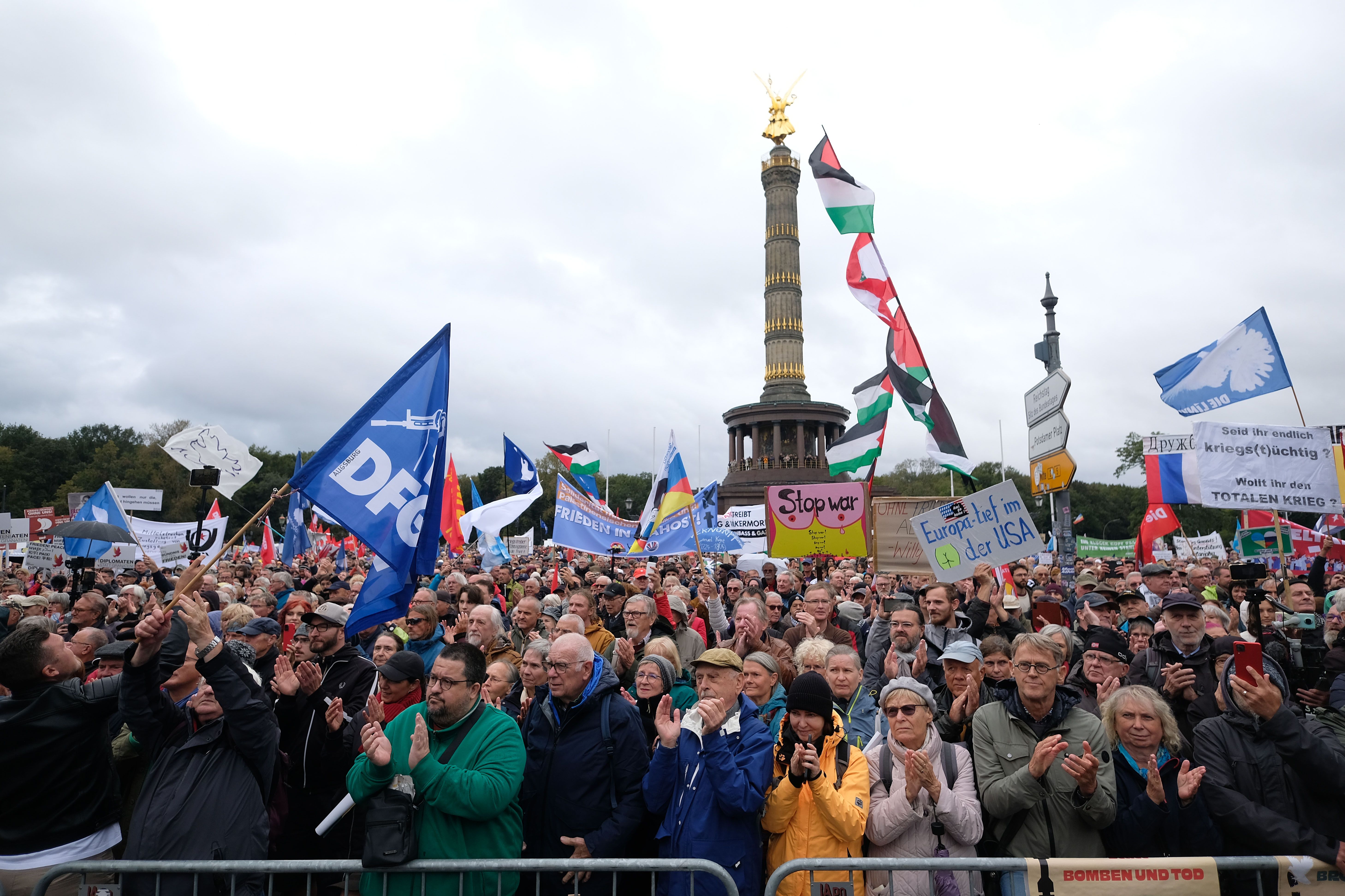 „Nie wieder Krieg“: Friedensappelle, Querfront-Vorwürfe und ein Pfeifkonzert bei Demo in Berlin