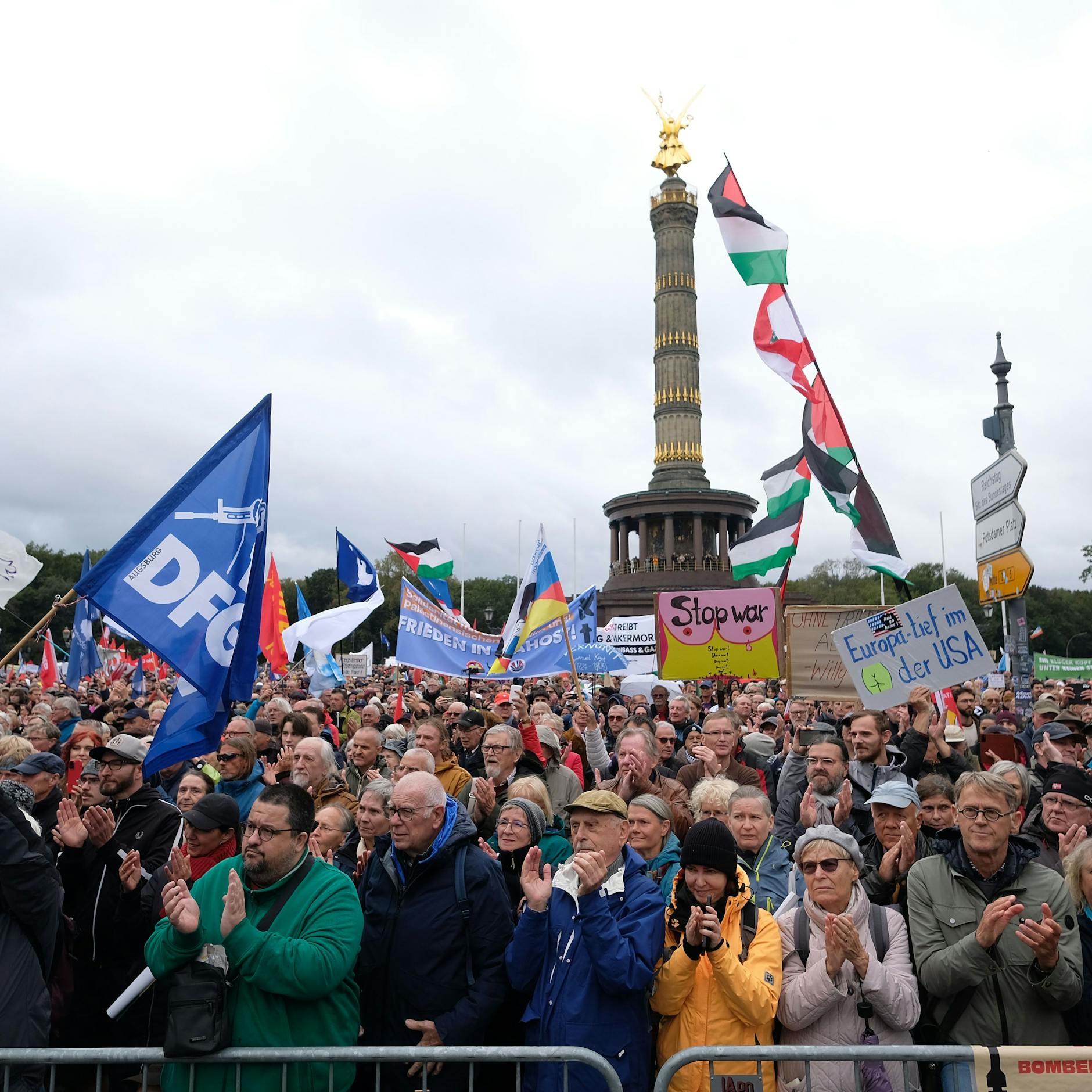 Image - „Nie wieder Krieg“: Friedensappelle, Querfront-Vorwürfe und ein Pfeifkonzert bei Demo in Berlin