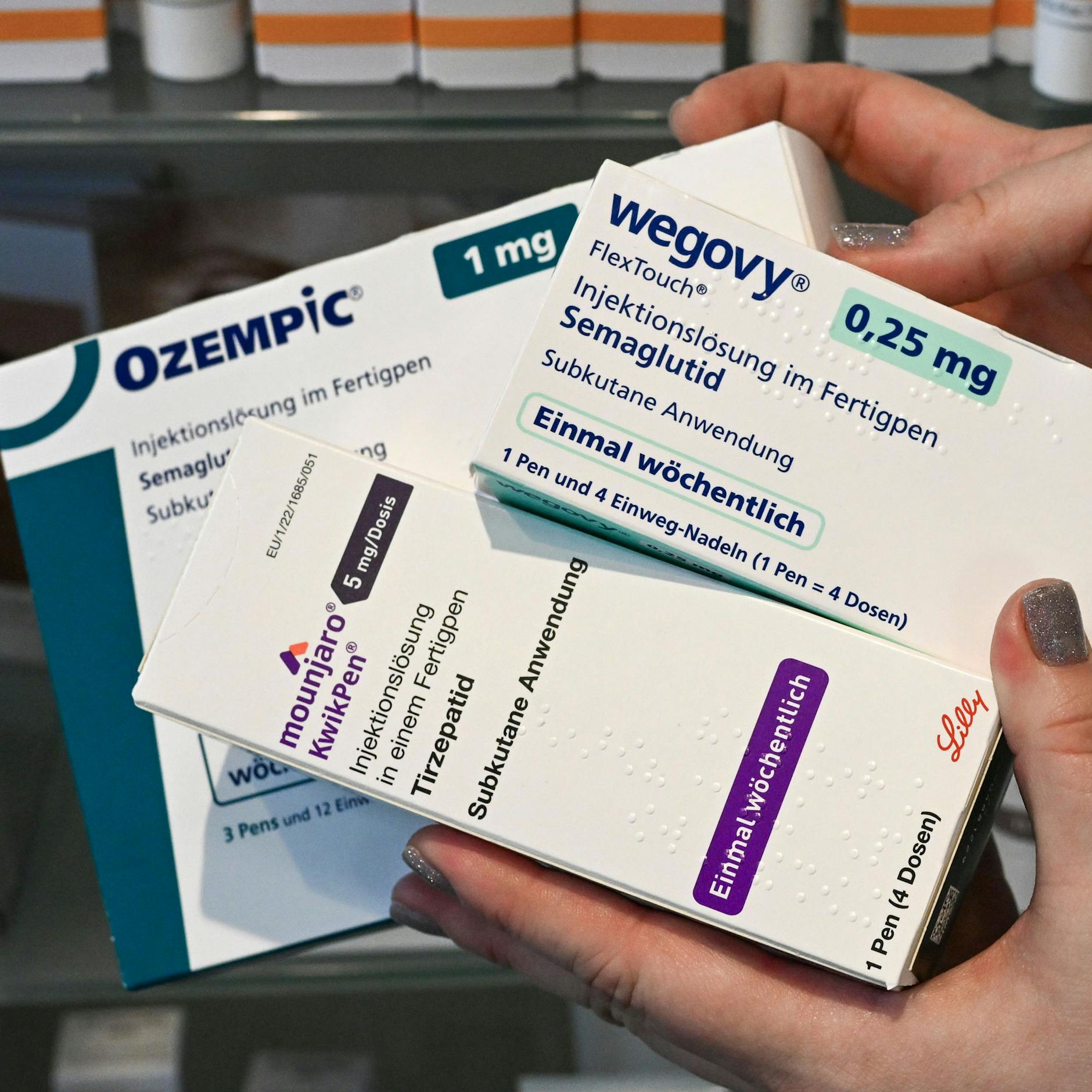 Abnehmspritzen der Marken Wegovy, Ozempic und Mounjaro in einer Apotheke