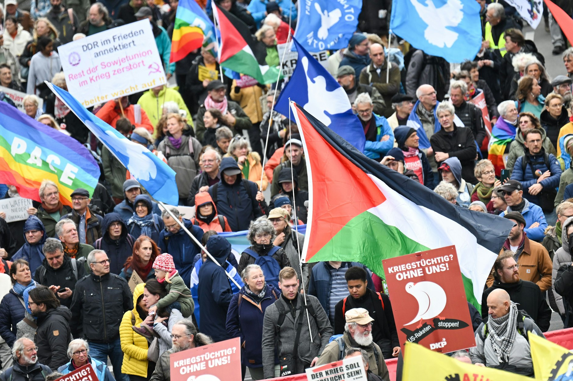 Von drei Ausgangspunkten aus bewegten sich die Demonstranten in Richtung Siegessäule im Berliner Tiergarten.