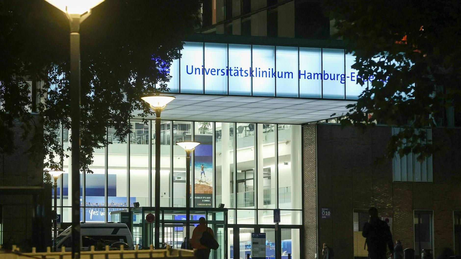 Blick auf den Eingang zum Universitätsklinikum Hamburg-Eppendorf. Dort wird der Mann, der möglicherweise mit dem Marburg-Virus infiziert ist, untersucht und behandelt.