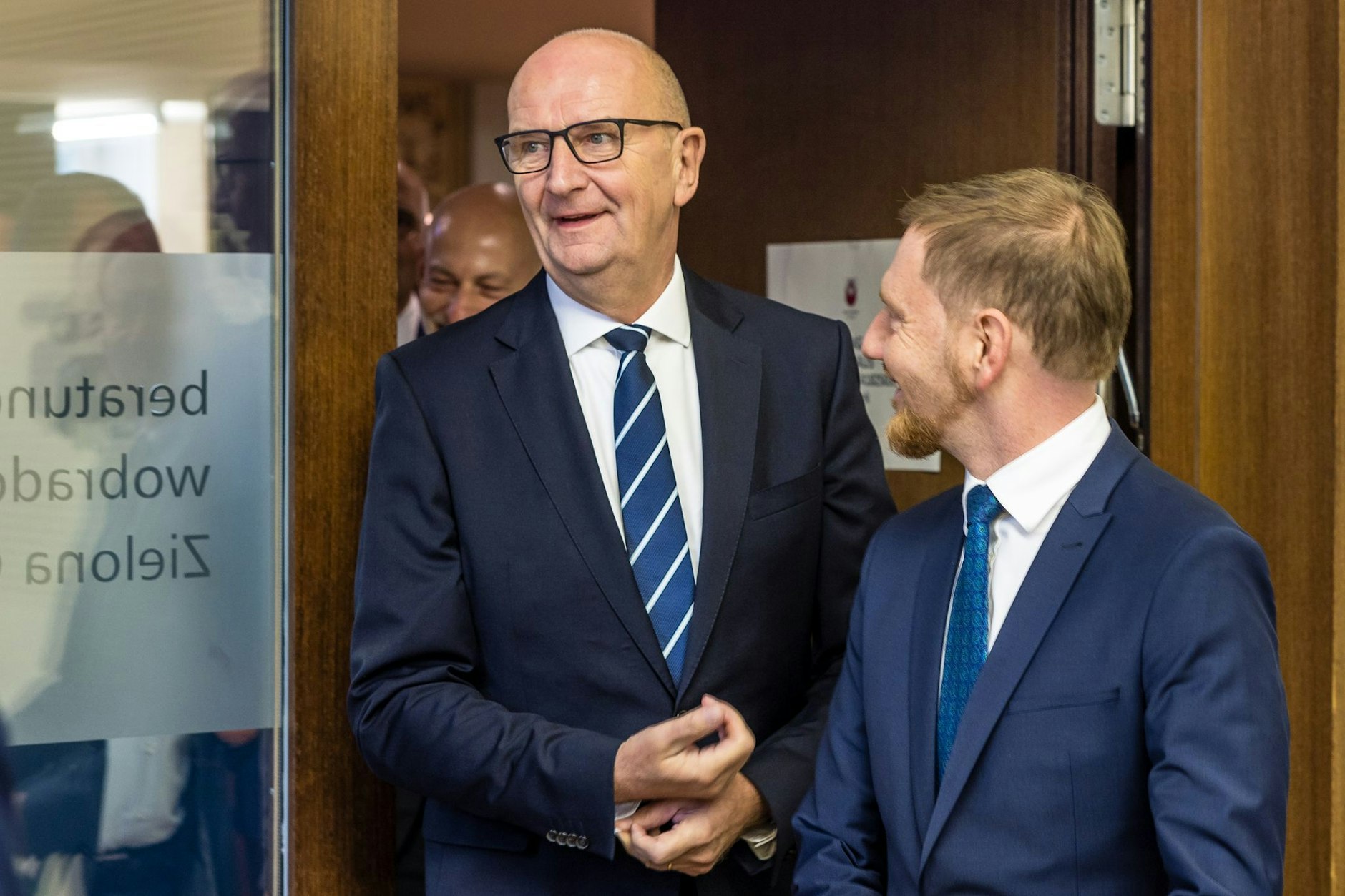 Dietmar Woidke (SPD, l.), Ministerpräsident von Brandenburg, und Michael Kretschmer, Ministerpräsident von Sachsen.
