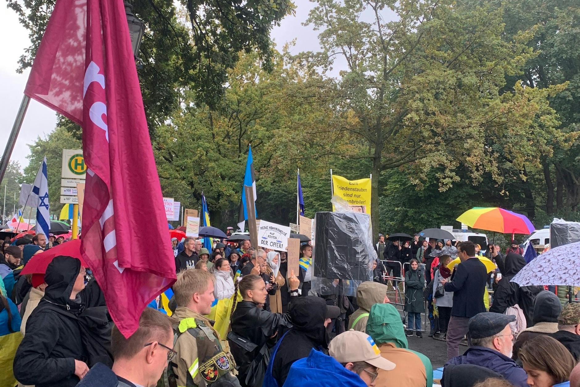 Gegendemonstranten haben sich im Spreeweg versammelt.