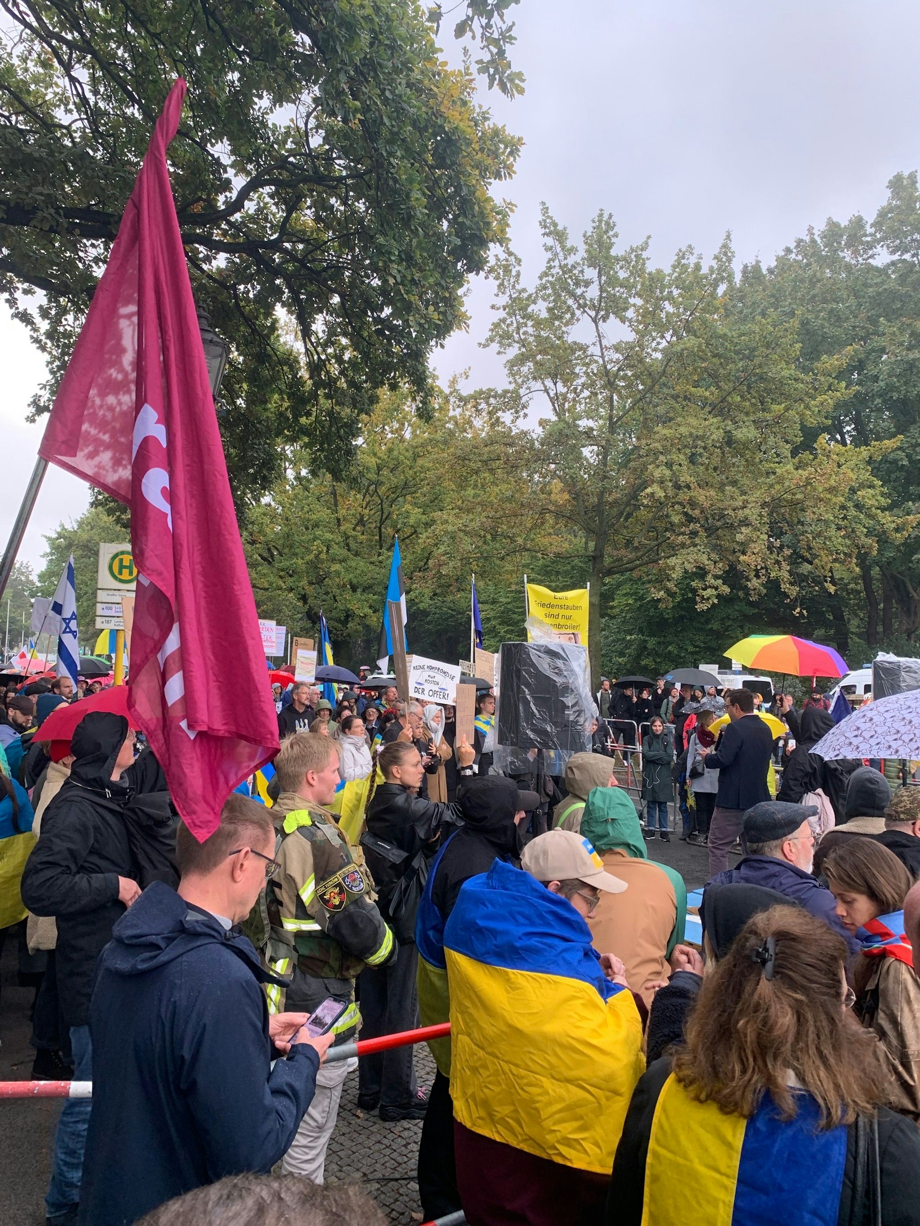 Im Spreeweg versammelten sich Gegendemonstranten.