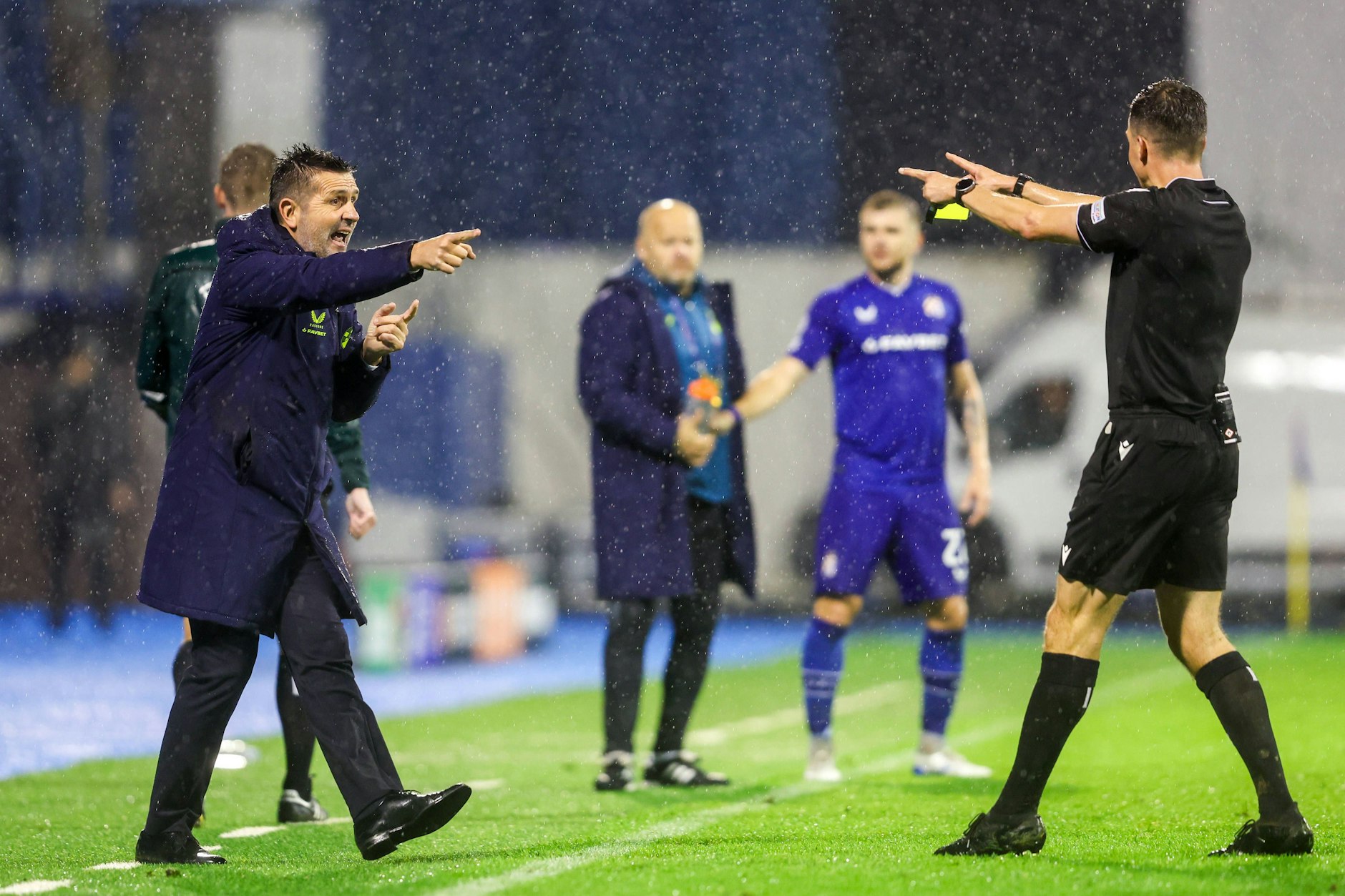 Zagreb-Trainer Nenad Bjelica (l.) wird vom deutschen Schiedsrichter Harm Osmers auf die Tribüne geschickt.