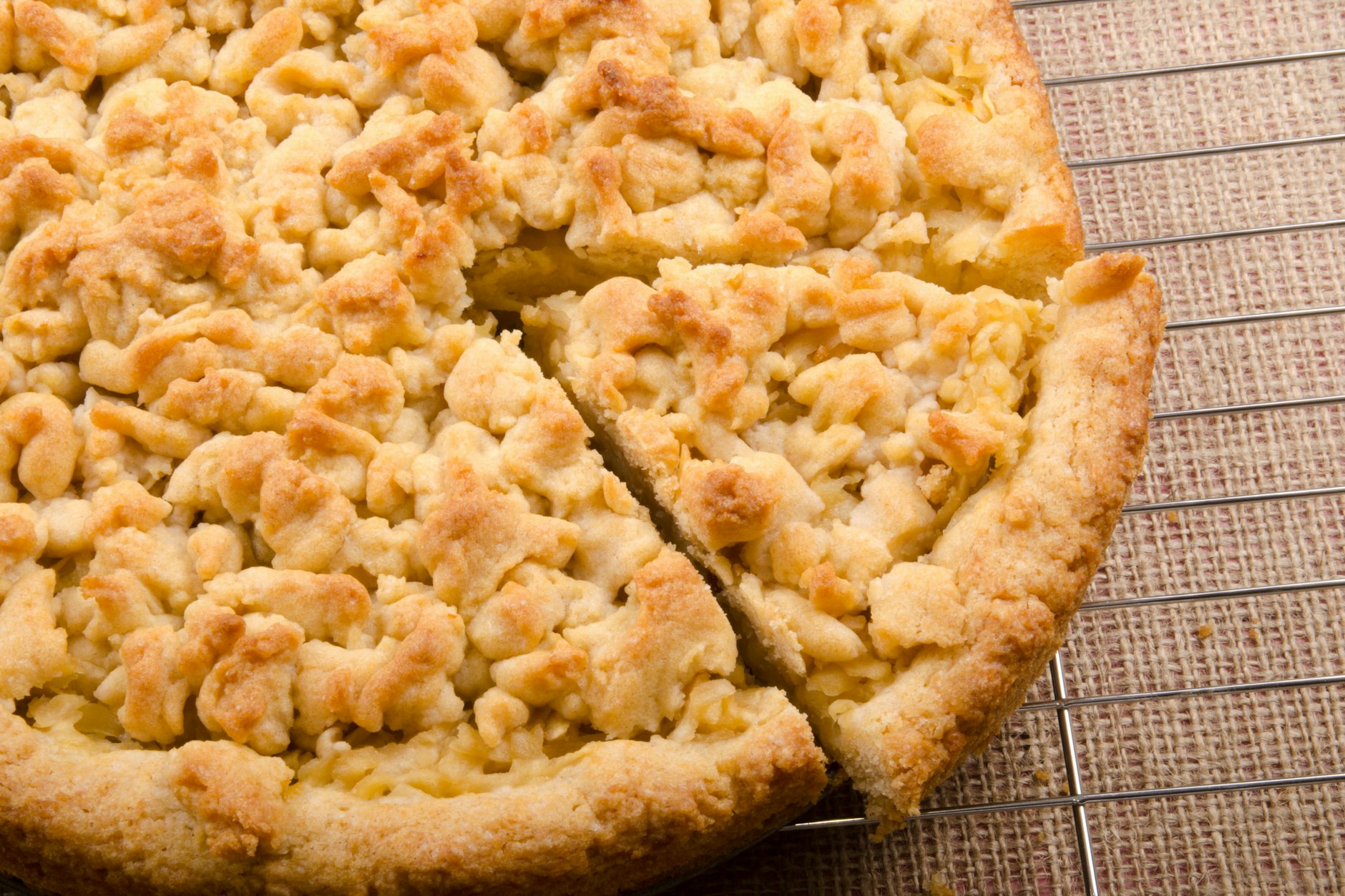 Ein Käsekuchen mit Streuseln zählt nicht ohne Grund zu den absoluten Favoriten vieler Familien.