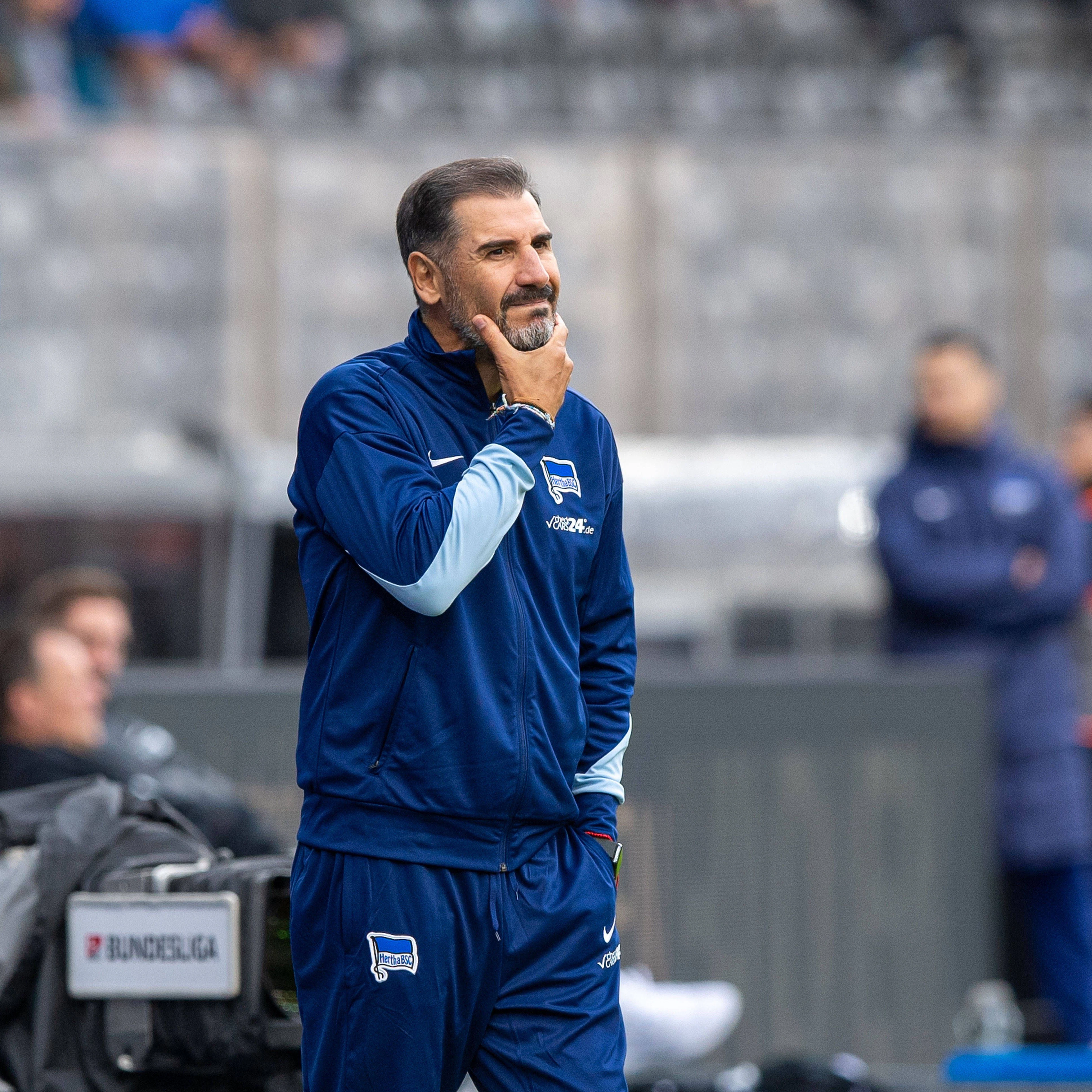 Hertha-Trainer Cristian Fiel überlegt noch, wen er beim Spiel auf Schalke stürmen lässt.