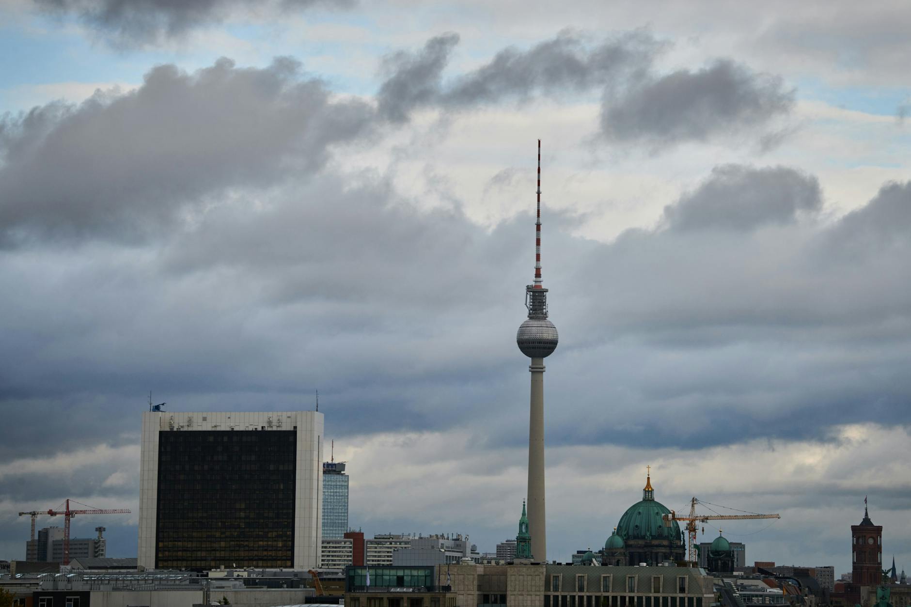 Wolken ziehen am Fernsehturm vorbei.